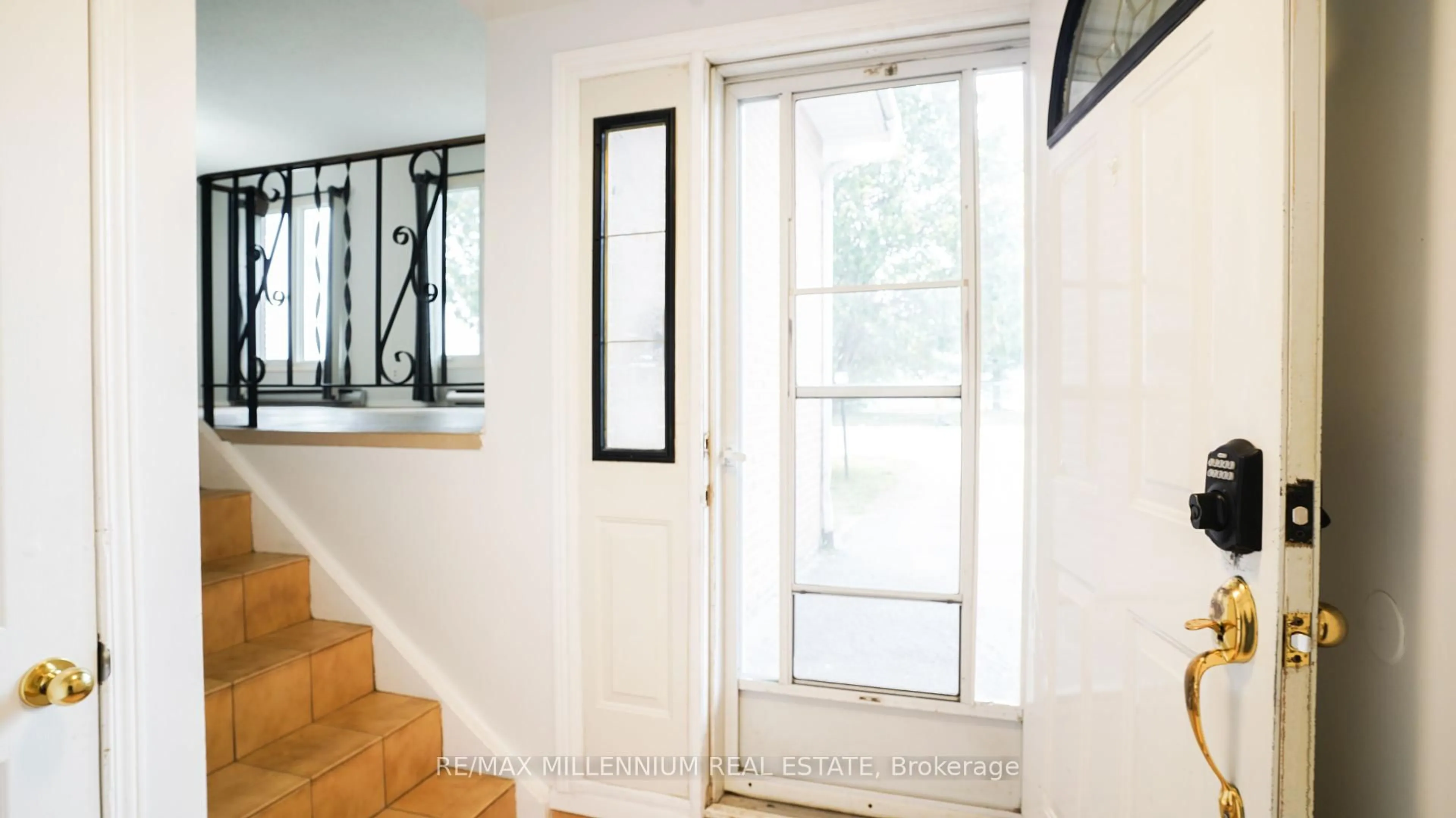 Indoor entryway for 570 Wallace Rd, North Bay Ontario P1A 3Y3