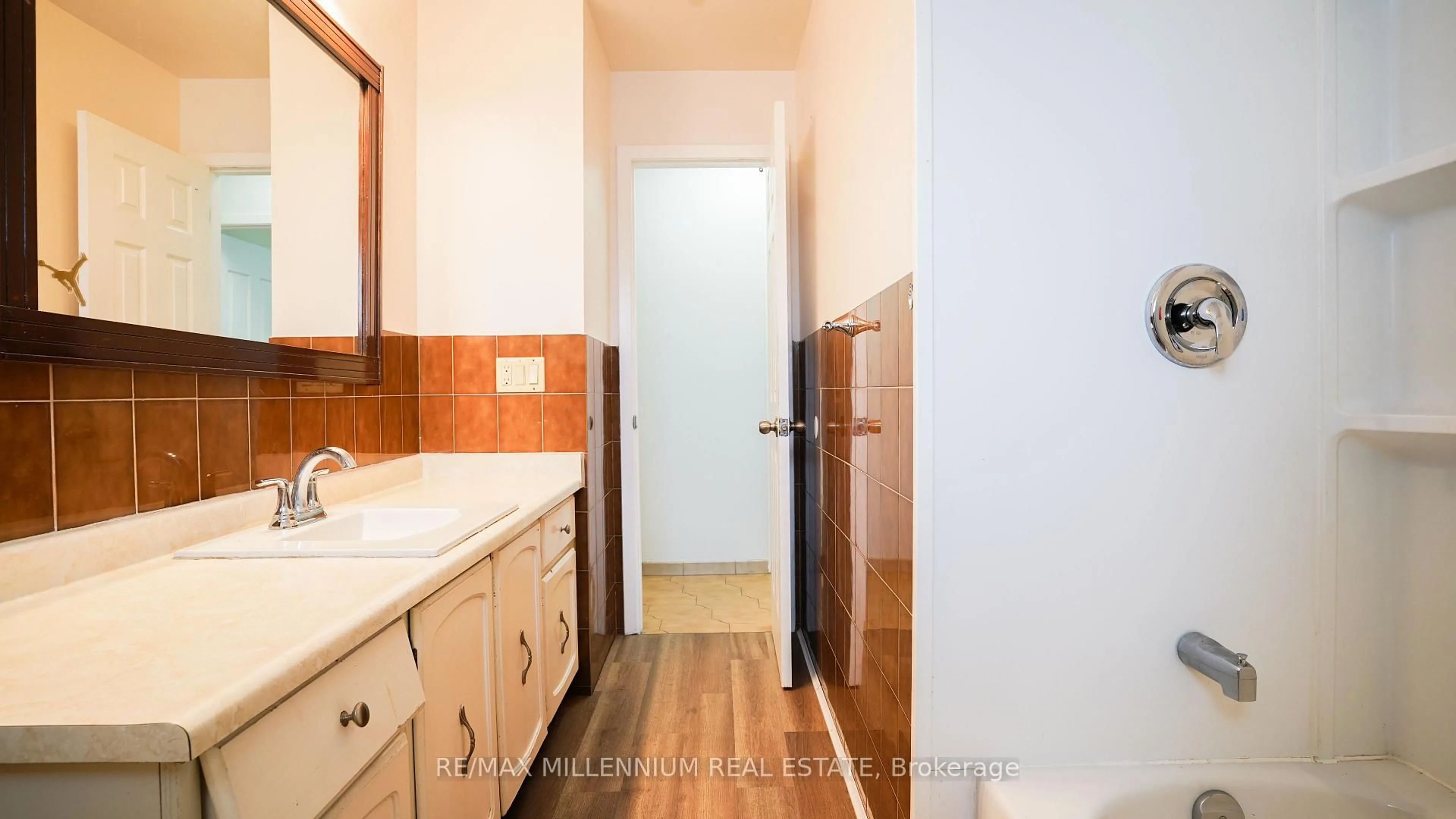 Standard bathroom, ceramic/tile floor for 570 Wallace Rd, North Bay Ontario P1A 3Y3