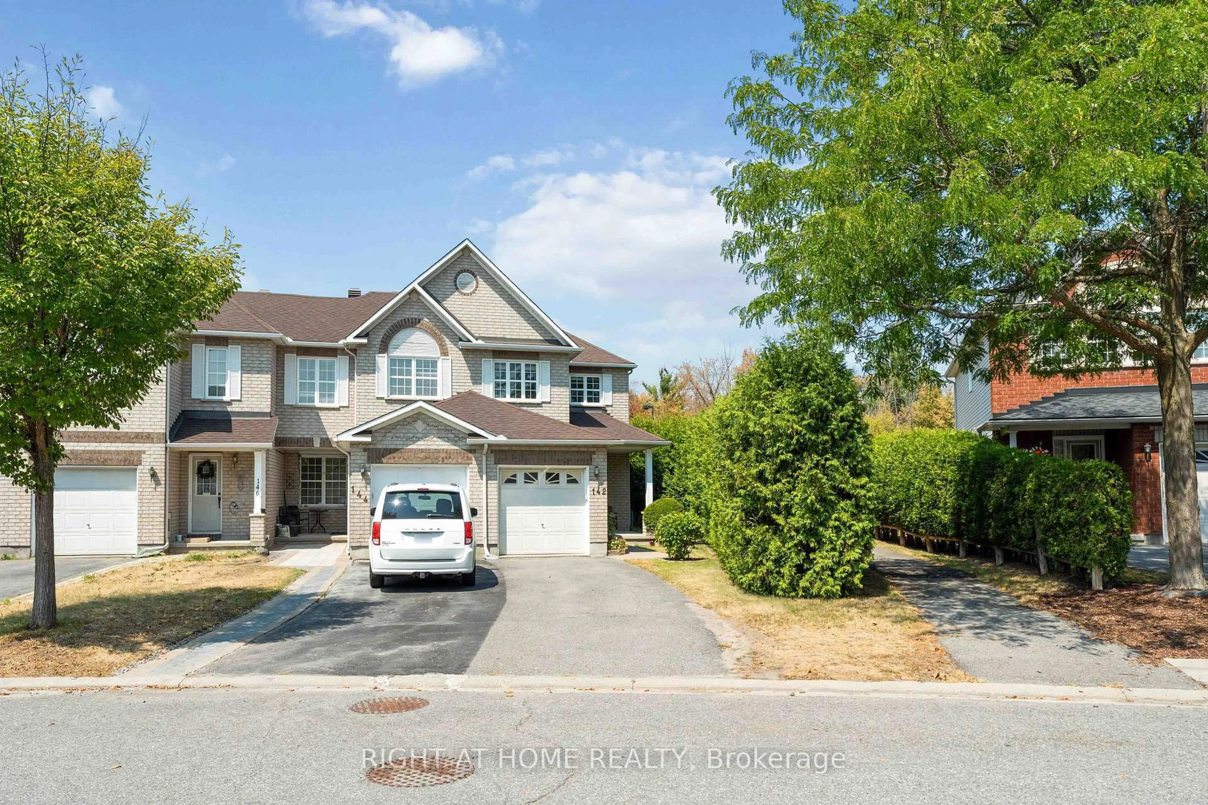 A pic from outside/outdoor area/front of a property/back of a property/a pic from drone, street for 142 Blackdome Cres, Kanata Ontario K2T 1A7