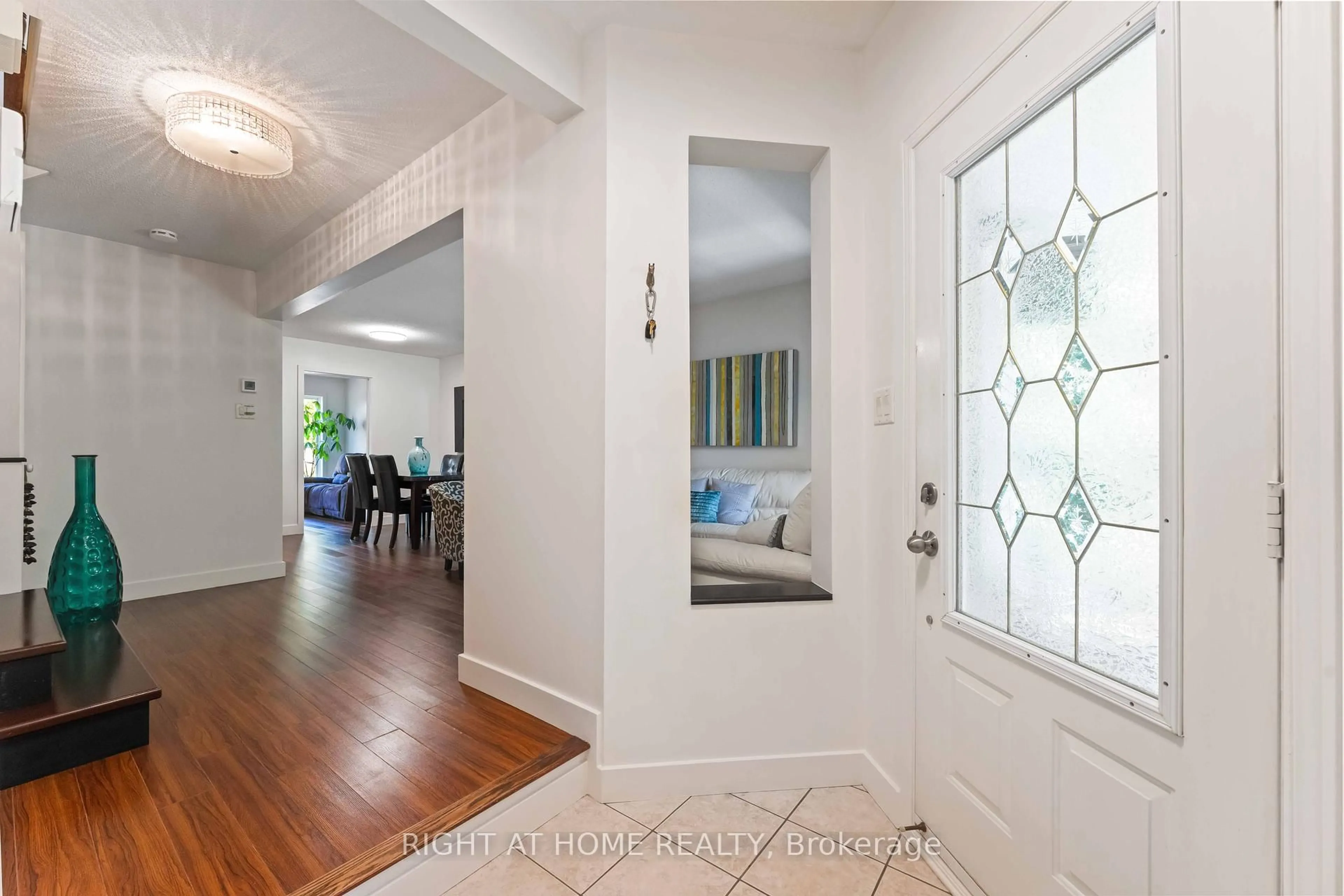 Indoor entryway for 142 Blackdome Cres, Kanata Ontario K2T 1A7