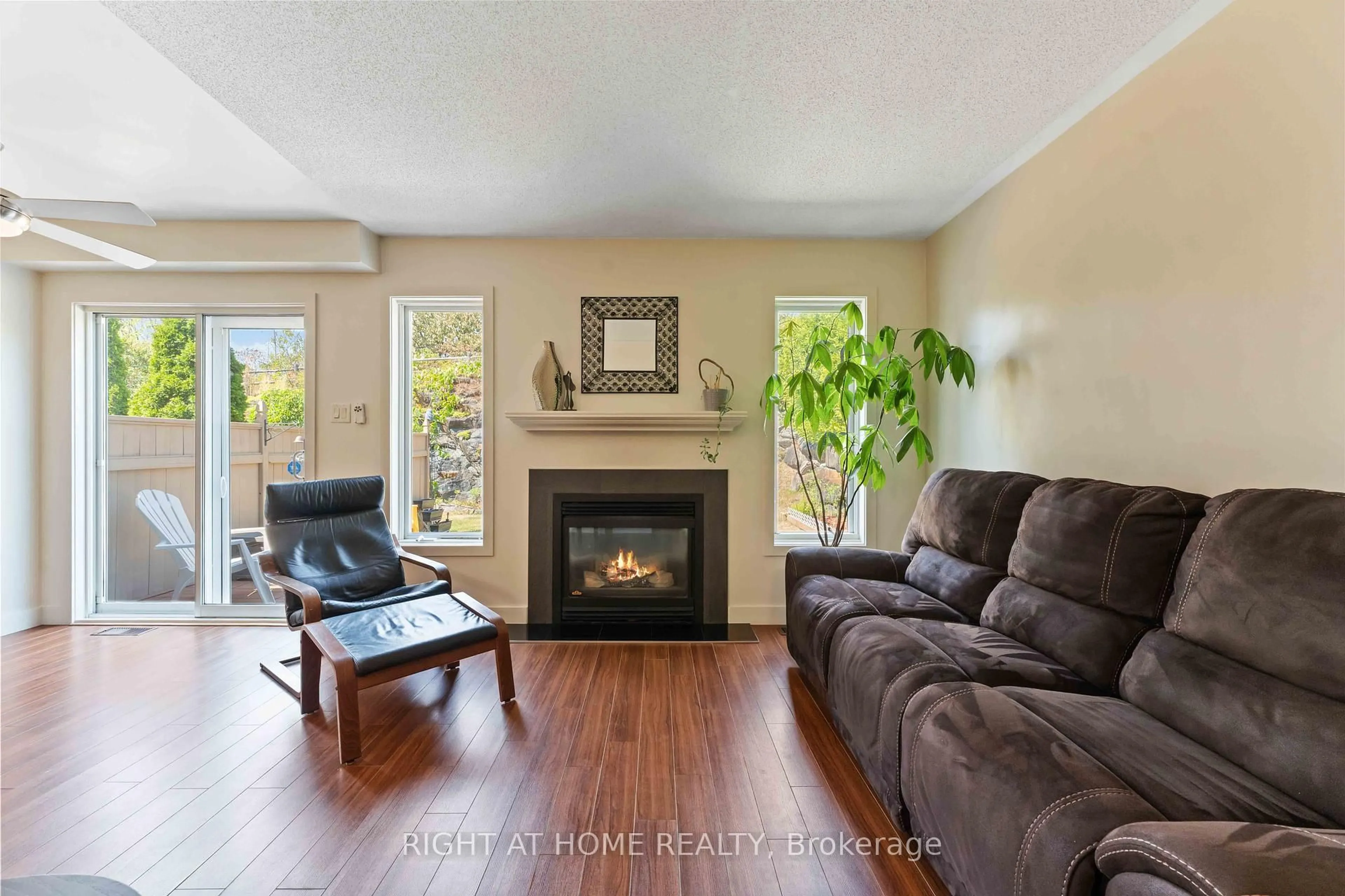 Living room with furniture, unknown for 142 Blackdome Cres, Kanata Ontario K2T 1A7