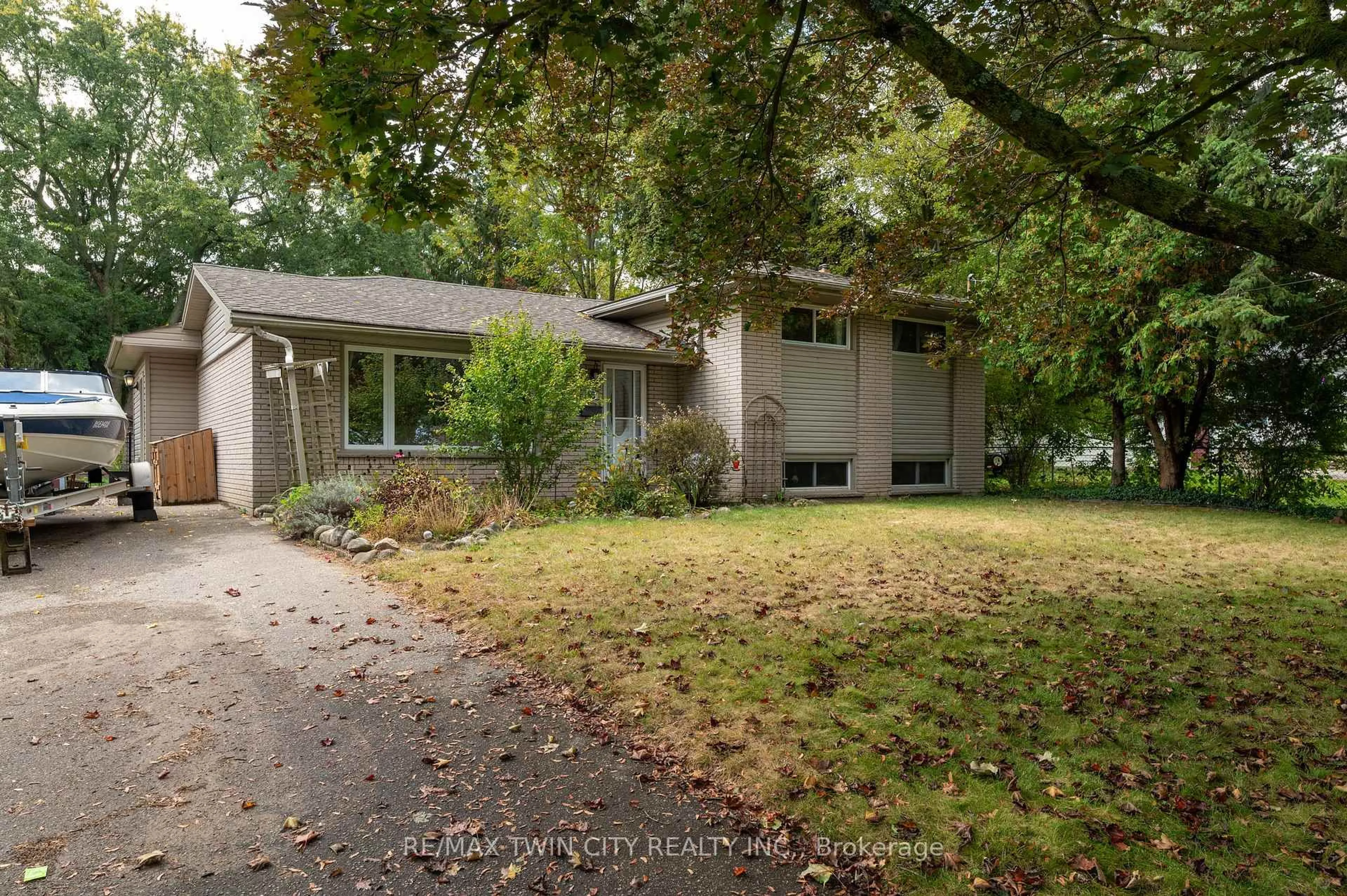 Home with vinyl exterior material, street for 58 Kinnard Rd, Brantford Ontario N3T 1P9