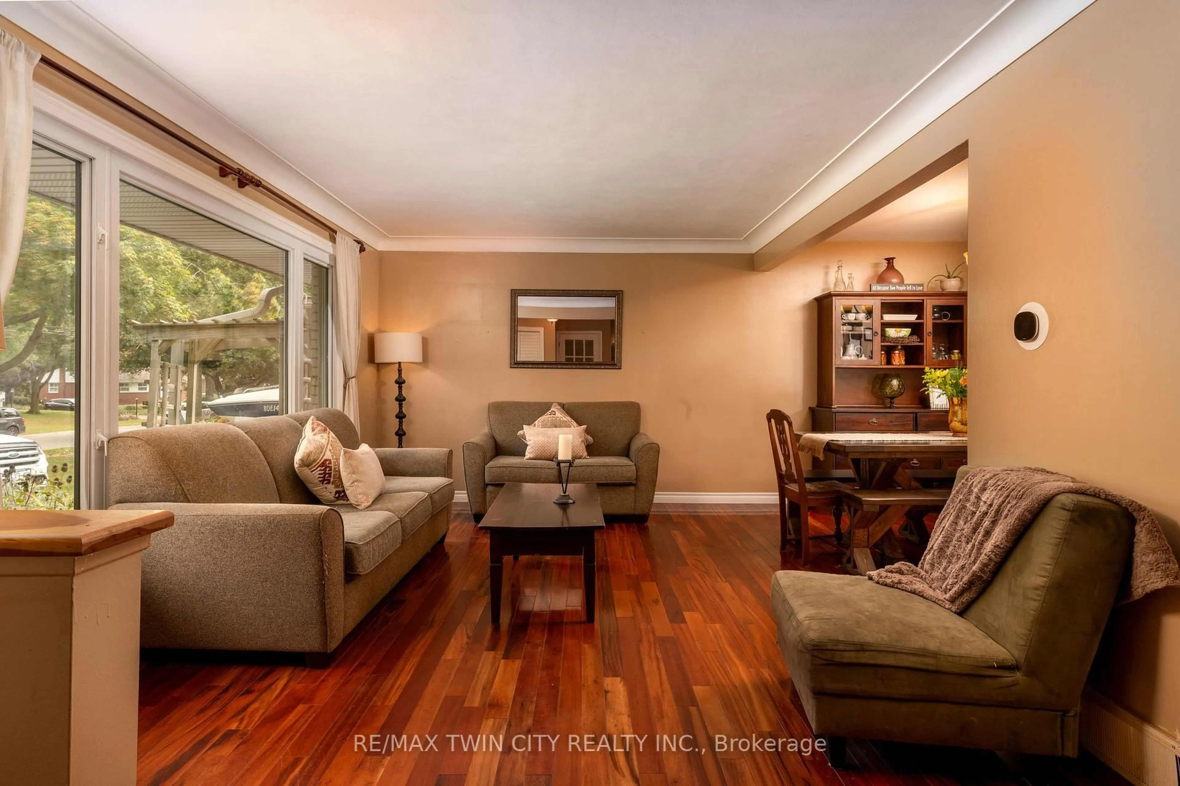 Living room with furniture, wood/laminate floor for 58 Kinnard Rd, Brantford Ontario N3T 1P9