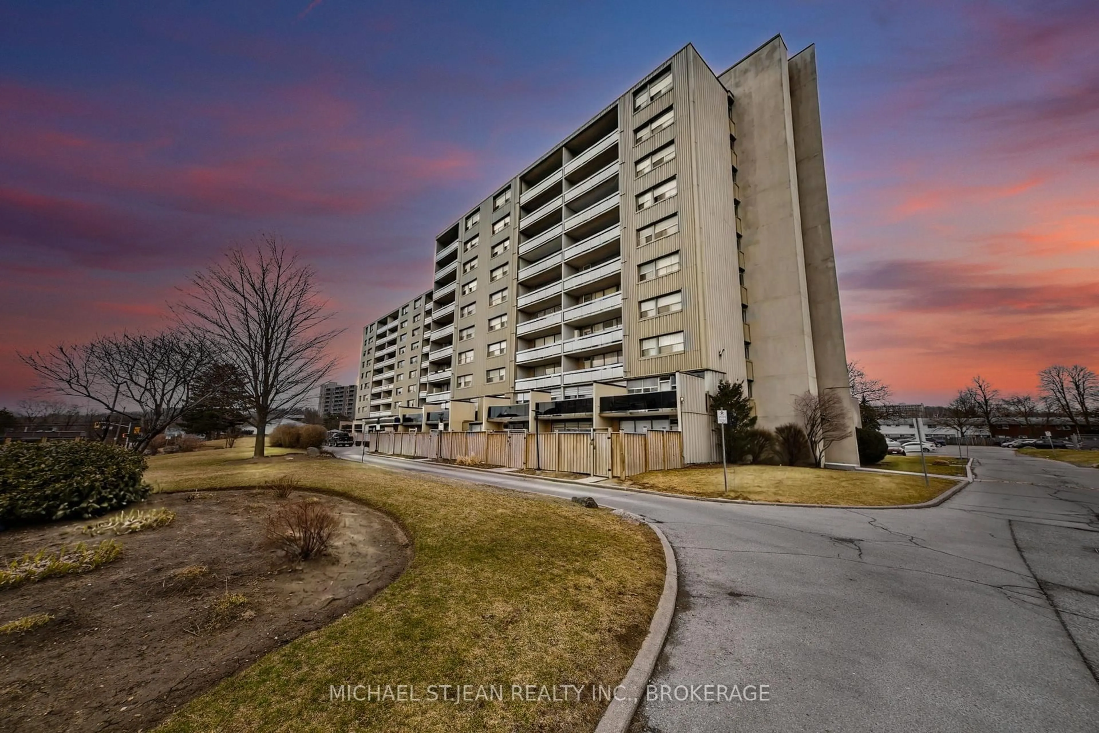 A pic from outside/outdoor area/front of a property/back of a property/a pic from drone, building for 15 Albright Rd #1008, Hamilton Ontario L8K 5J2
