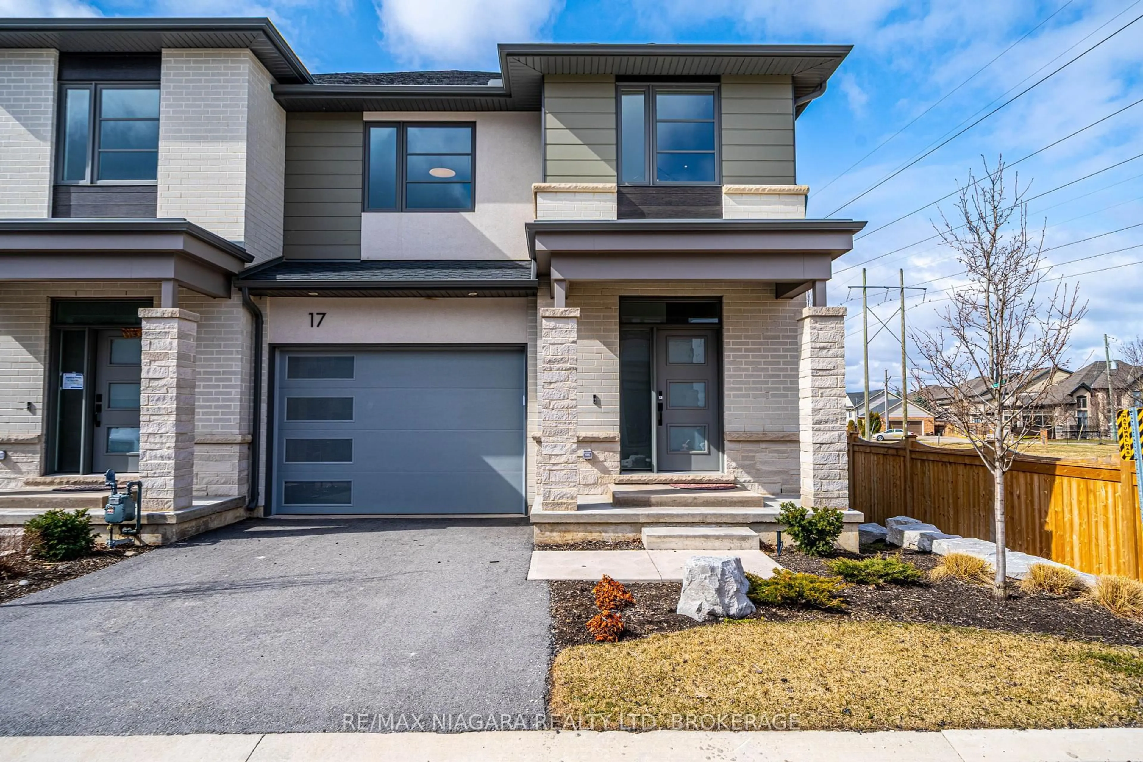 Home with brick exterior material, street for 24 Grapeview Dr #17, St. Catharines Ontario L2S 0G5