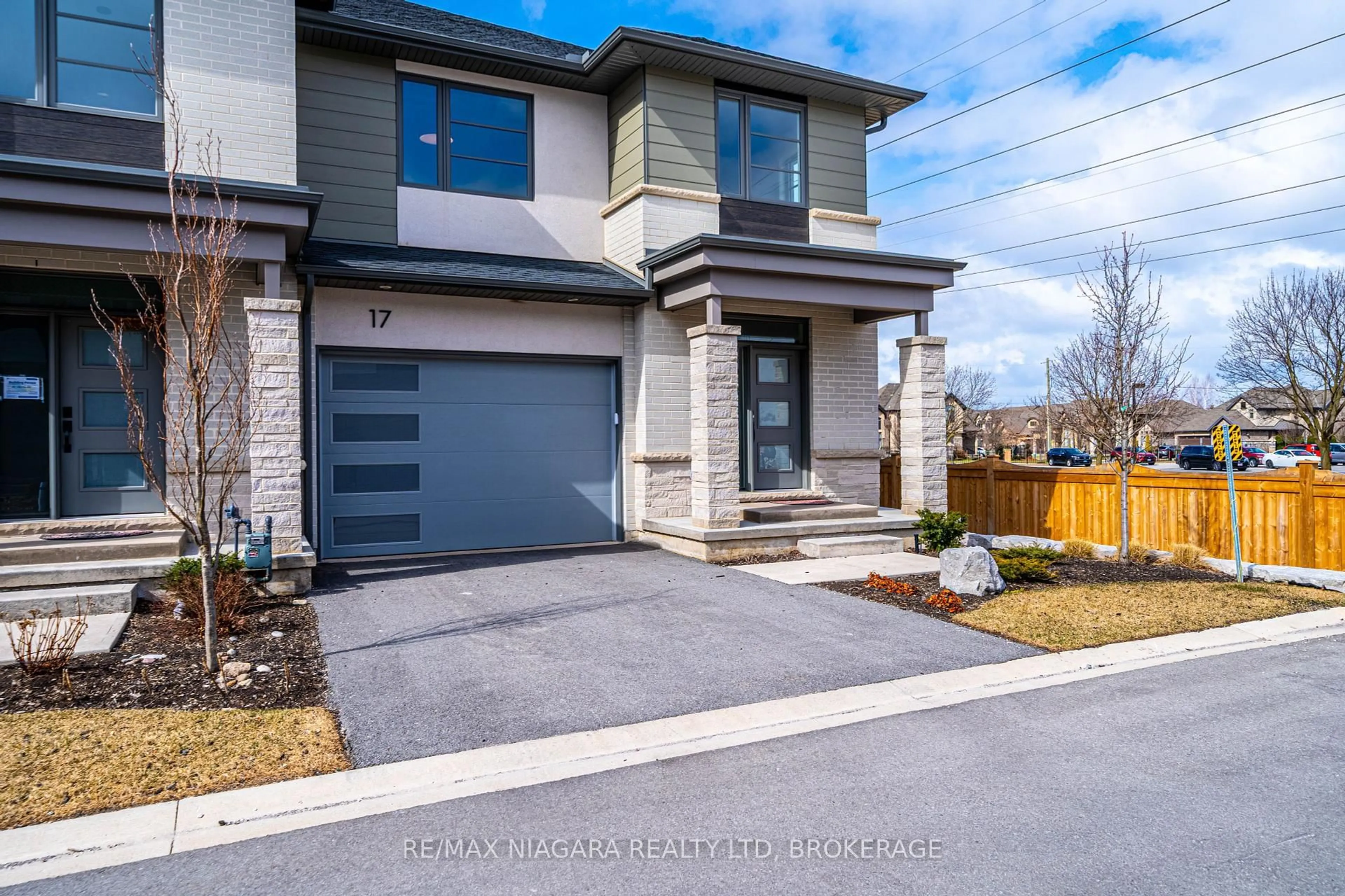 Home with brick exterior material, street for 24 Grapeview Dr #17, St. Catharines Ontario L2S 0G5