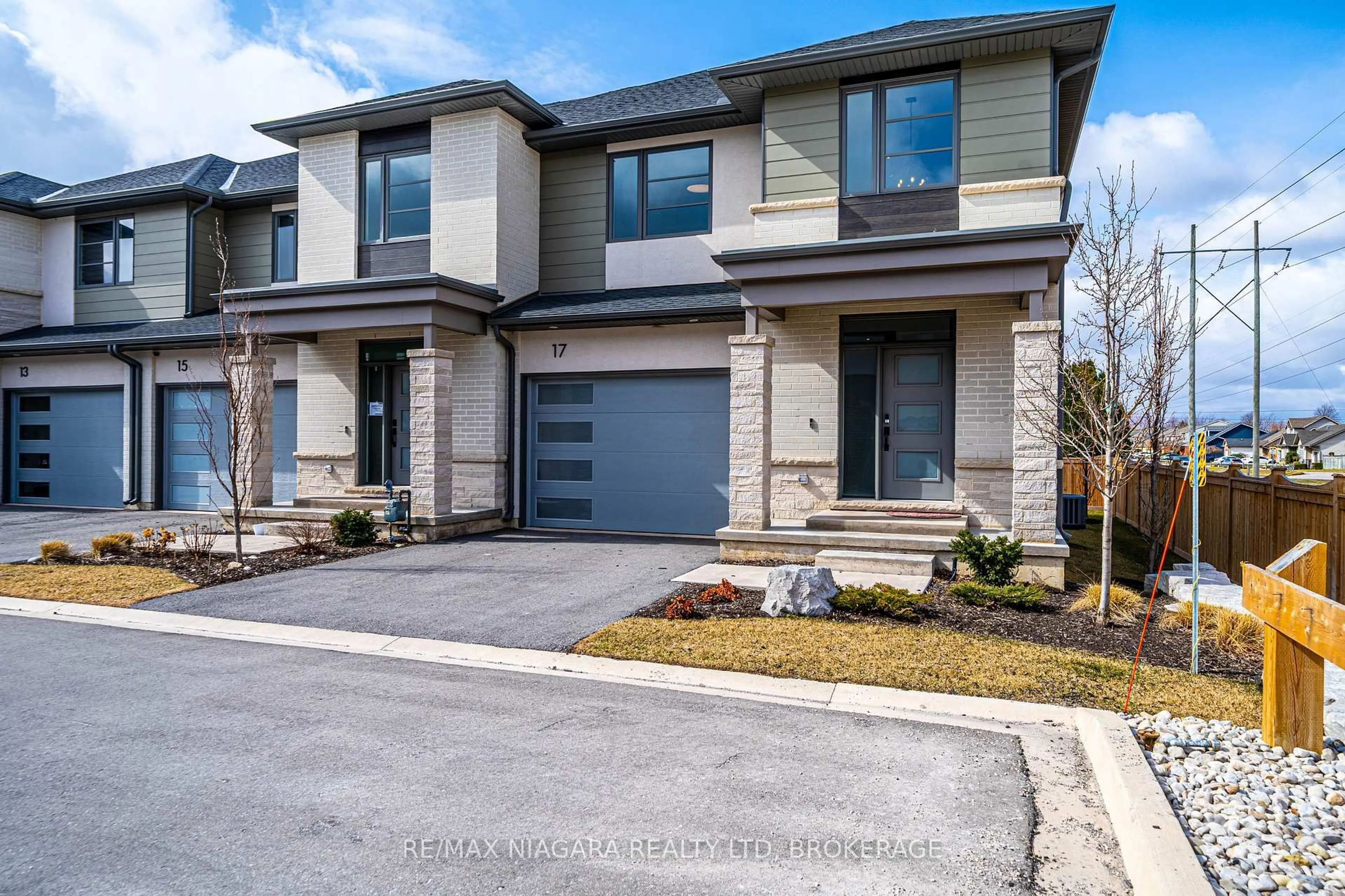Home with brick exterior material, street for 24 Grapeview Dr #17, St. Catharines Ontario L2S 0G5