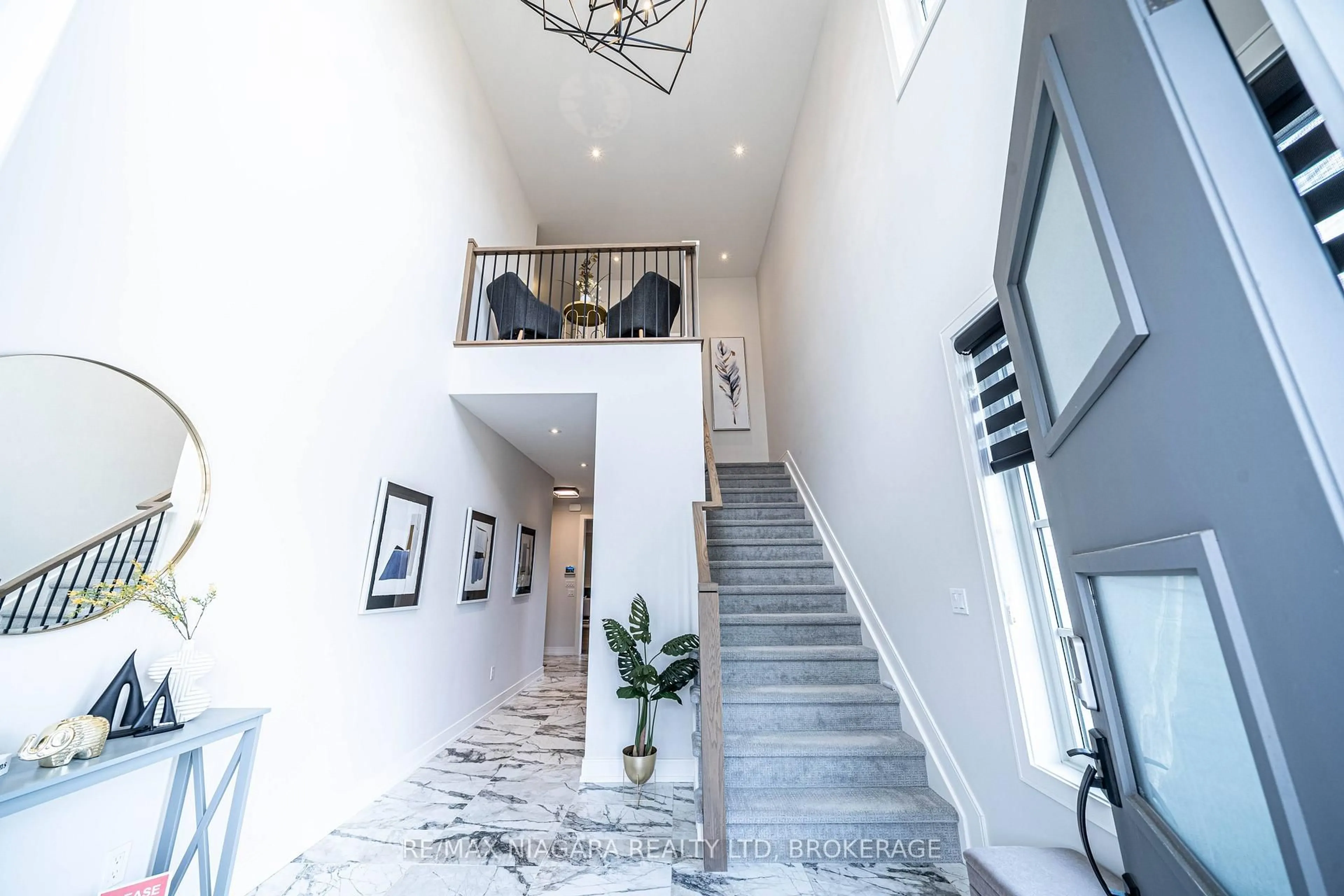 Indoor foyer for 24 Grapeview Dr #17, St. Catharines Ontario L2S 0G5