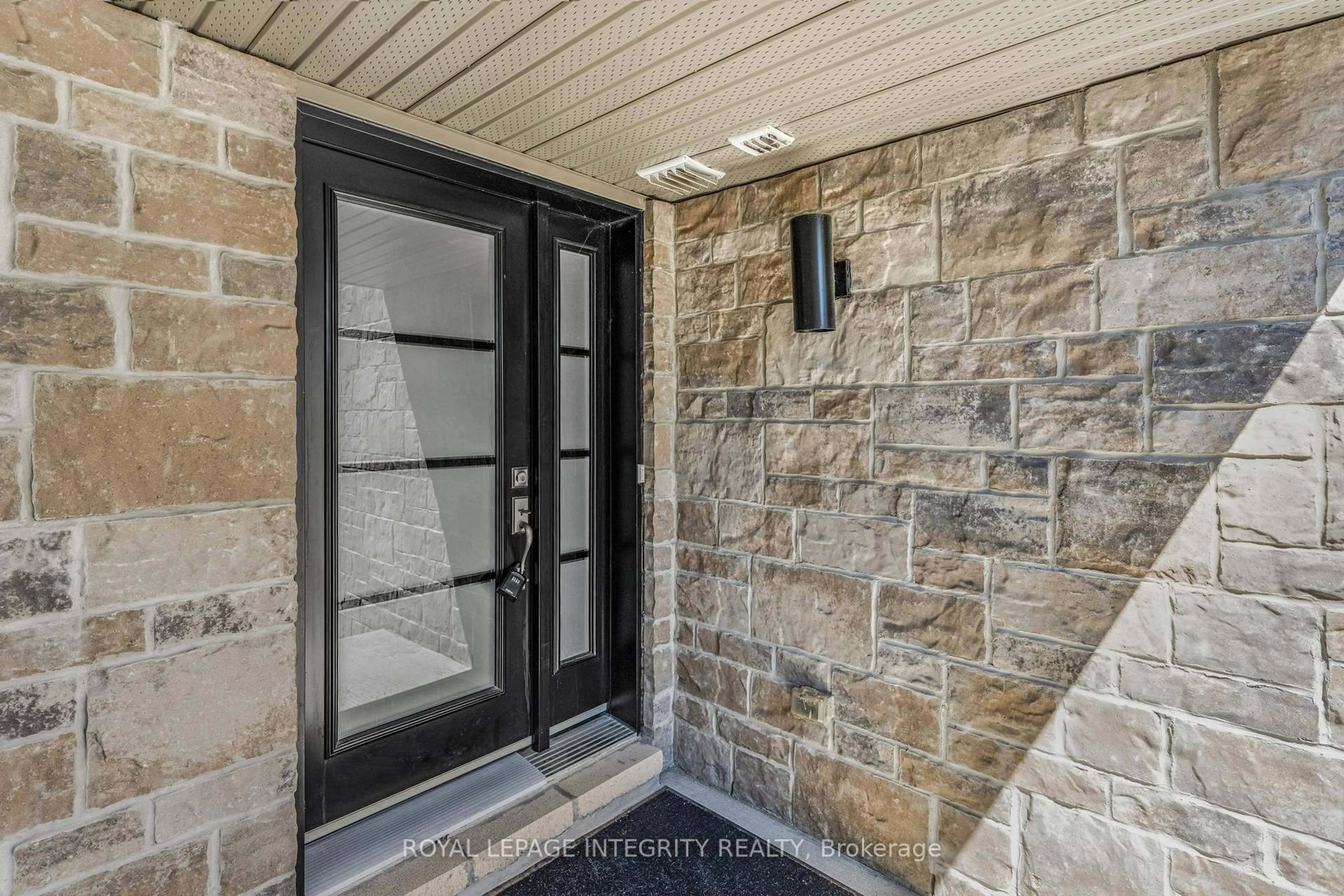 Indoor entryway for 1132 Docteur Corbeil Blvd, Clarence-Rockland Ontario K4K 1P6