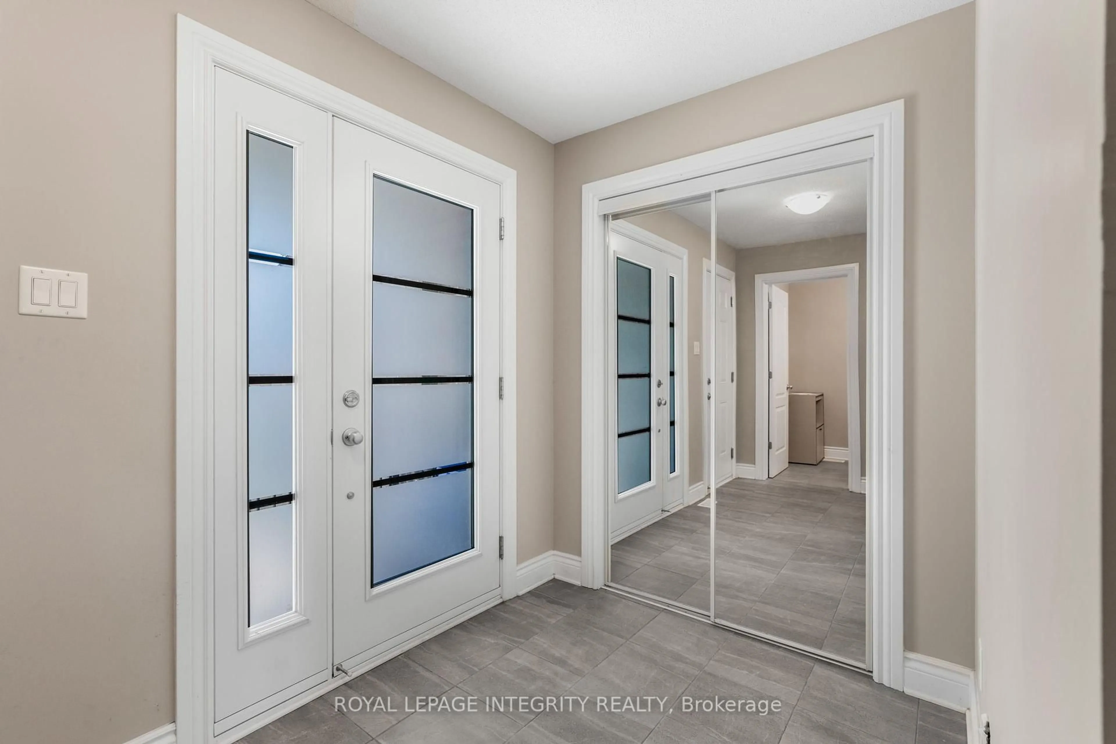 Indoor entryway for 1132 Docteur Corbeil Blvd, Clarence-Rockland Ontario K4K 1P6
