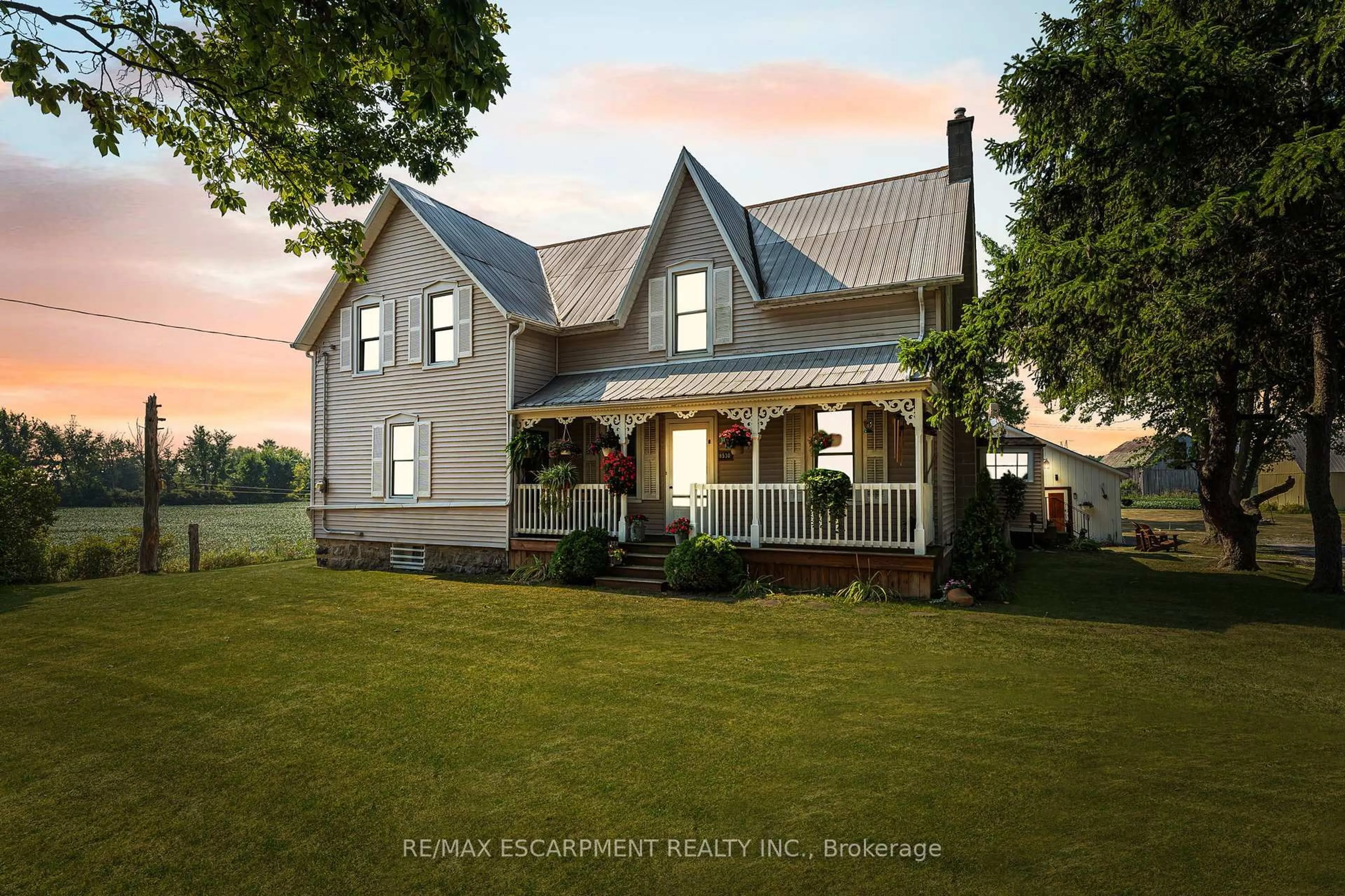 Home with vinyl exterior material, building for 8530 Regional Road 65, West Lincoln Ontario L0R 1E0