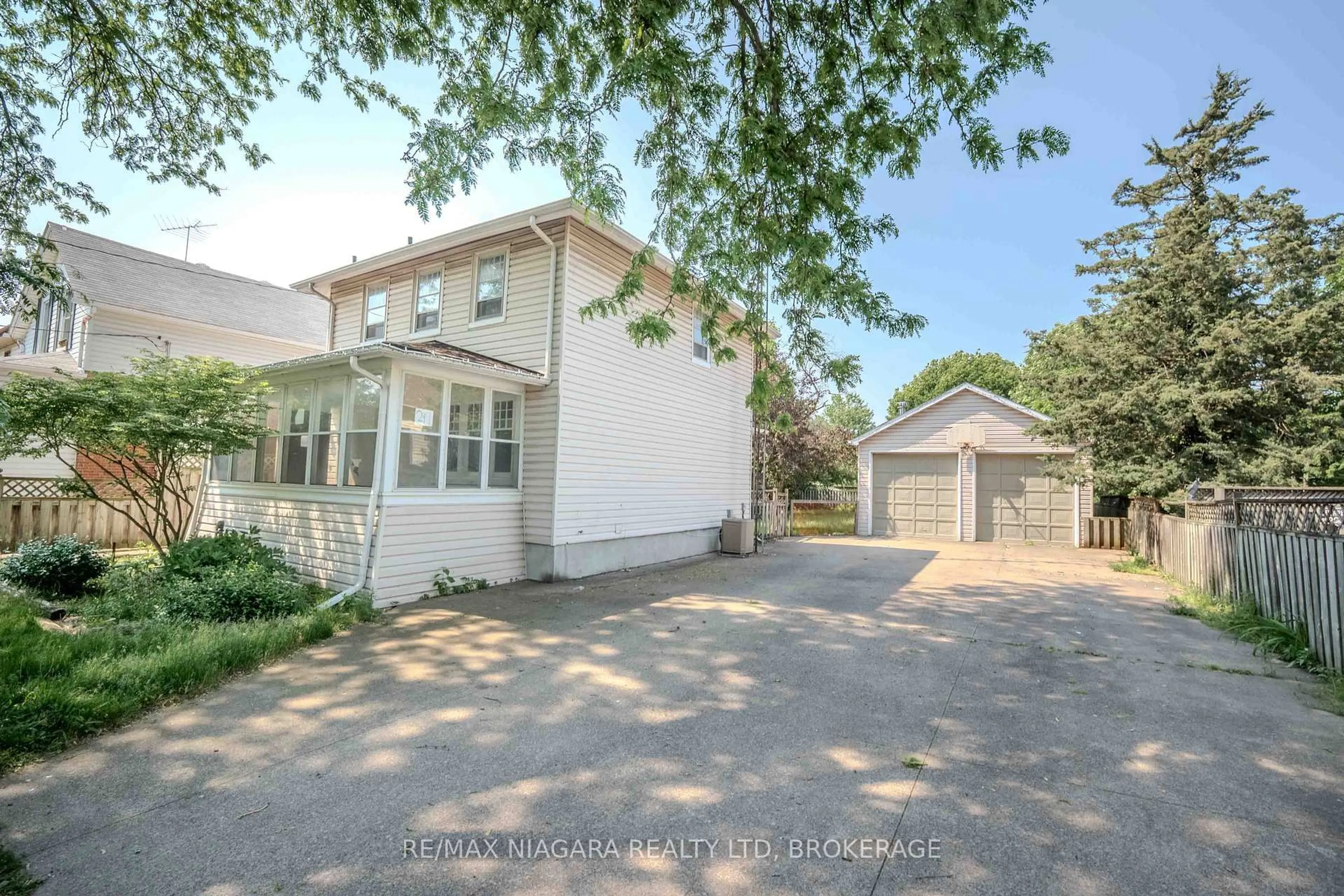 A pic from outside/outdoor area/front of a property/back of a property/a pic from drone, street for 249 Russell Ave, St. Catharines Ontario L2R 1X1