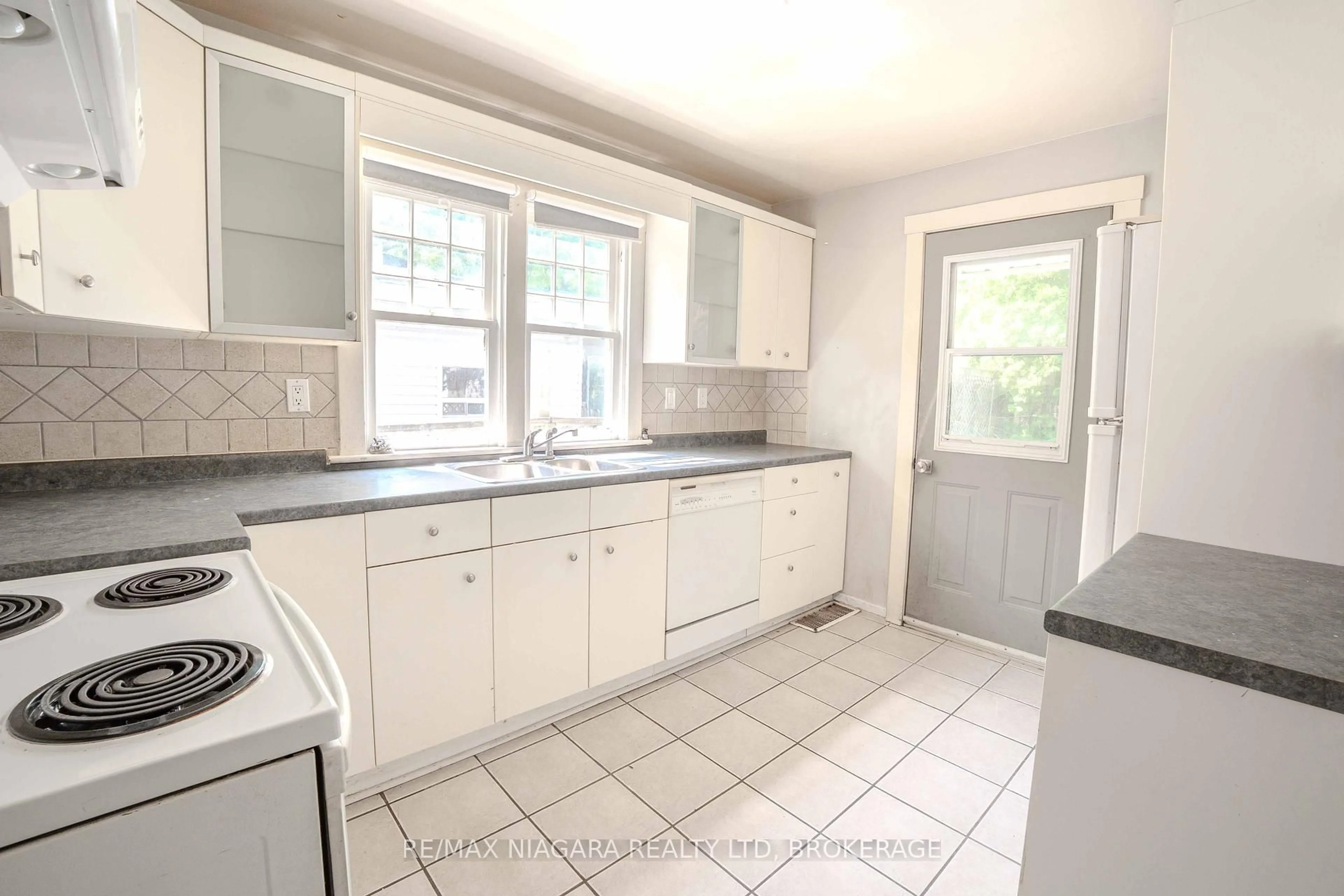 Standard kitchen, ceramic/tile floor for 249 Russell Ave, St. Catharines Ontario L2R 1X1