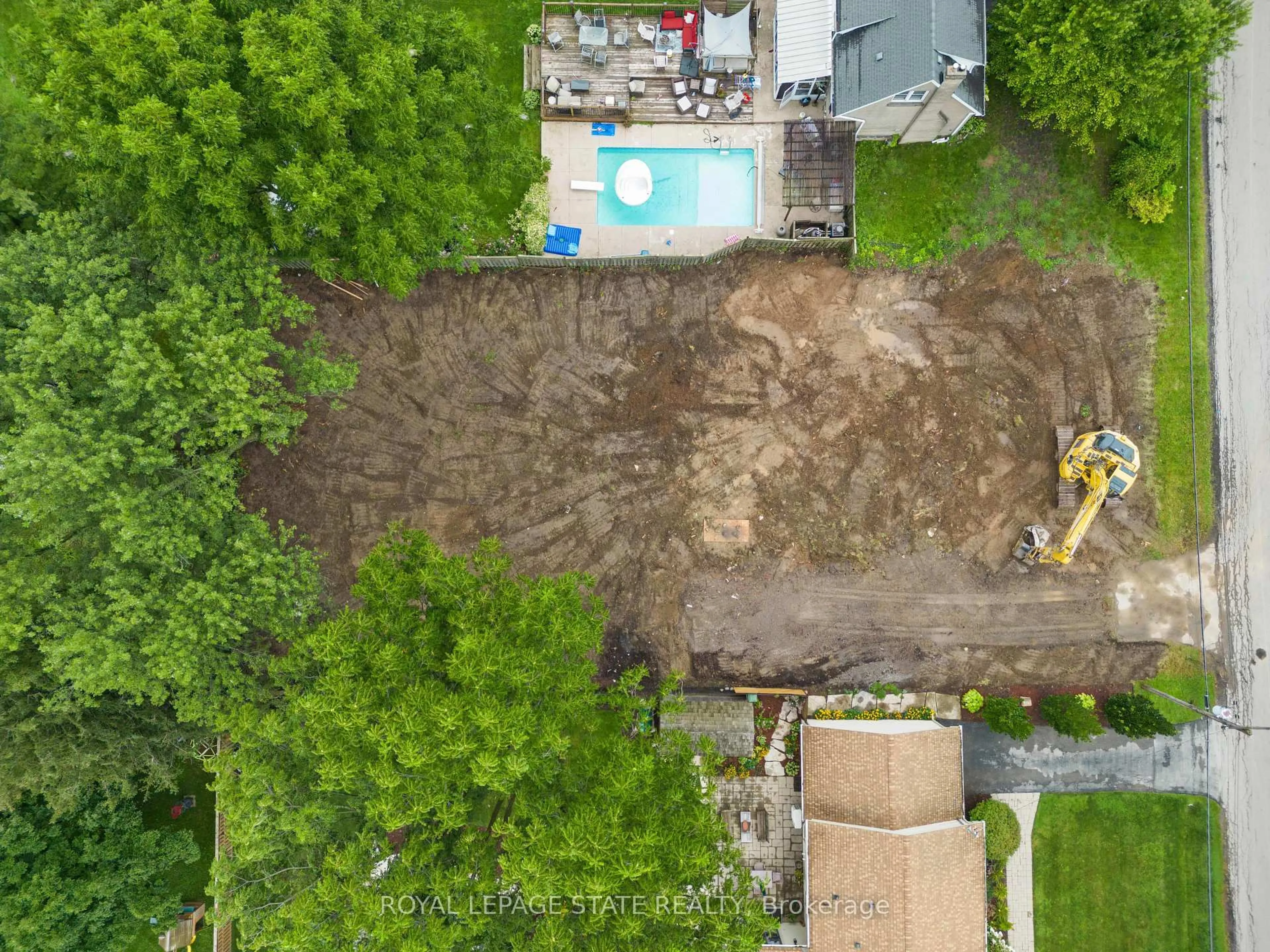 A pic from outside/outdoor area/front of a property/back of a property/a pic from drone, street for 28 Calvin St, Hamilton Ontario L9G 2G3