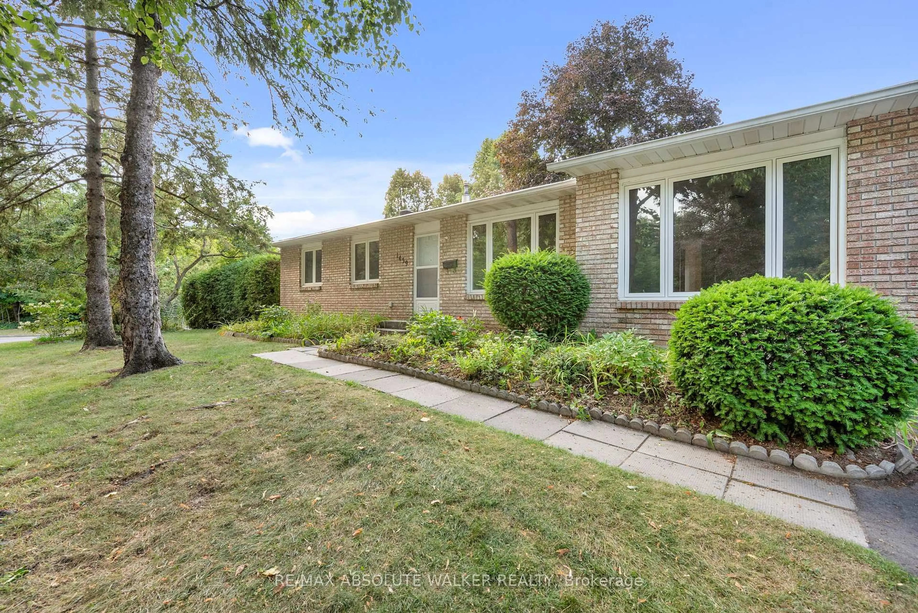 Home with brick exterior material, street for 1439 Metz Cres, Ottawa Ontario K1K 3Z9