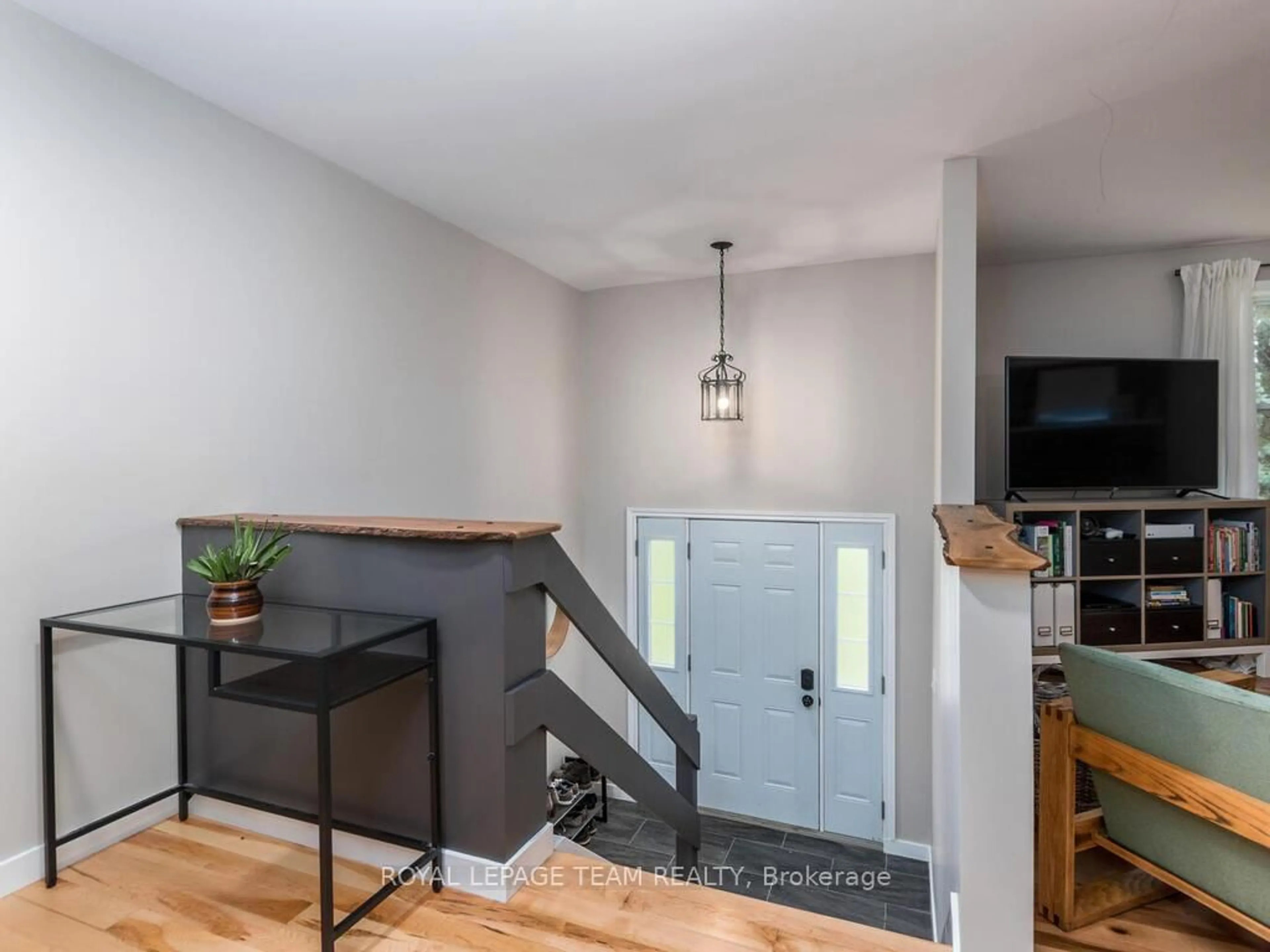 Indoor entryway for 6677 ROGER STEVENS Dr, Smiths Falls Ontario K7A 4S6