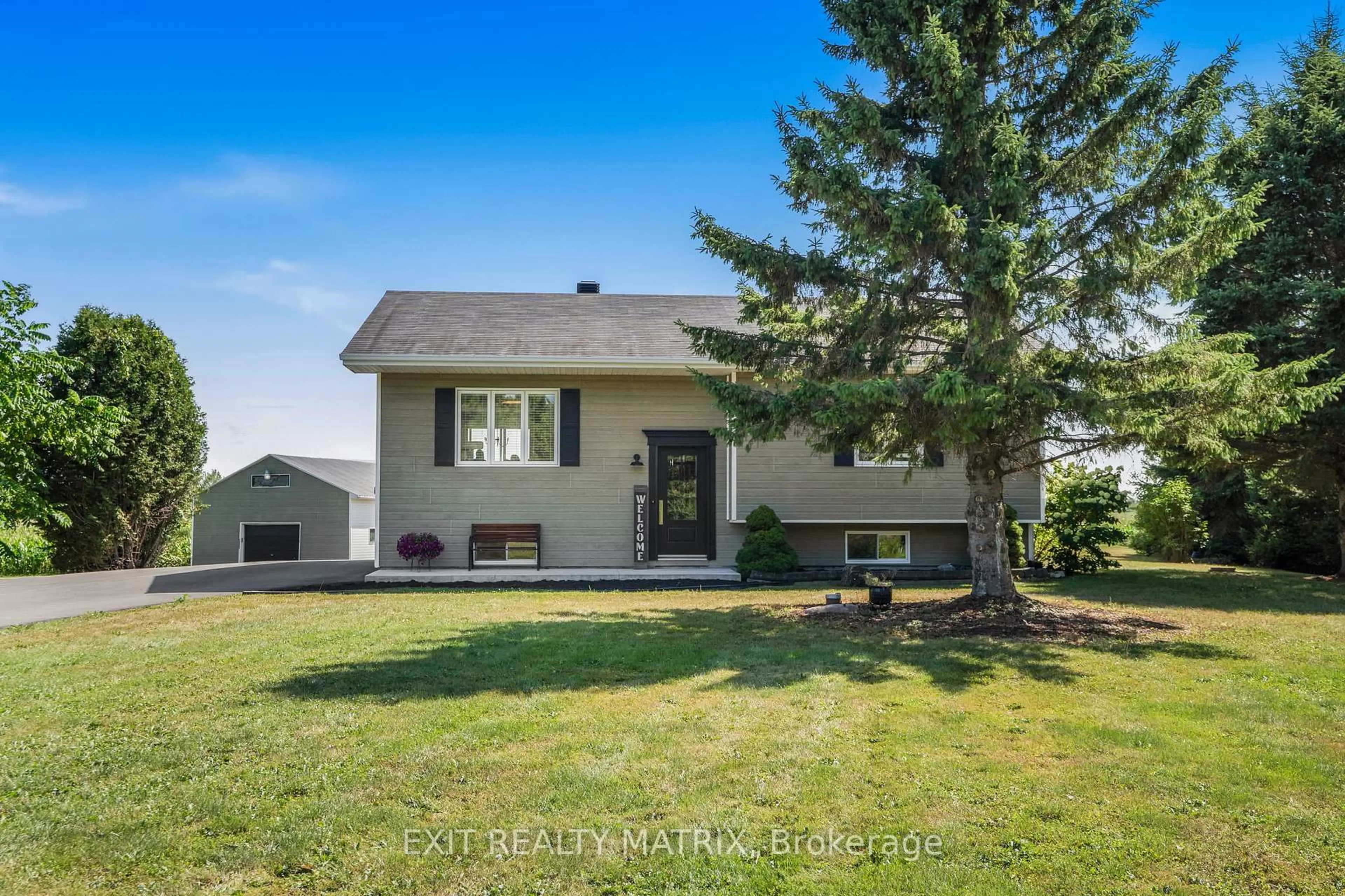 Home with vinyl exterior material, street for 1526 Sandy Hill Rd, Champlain Ontario K6A 2R2