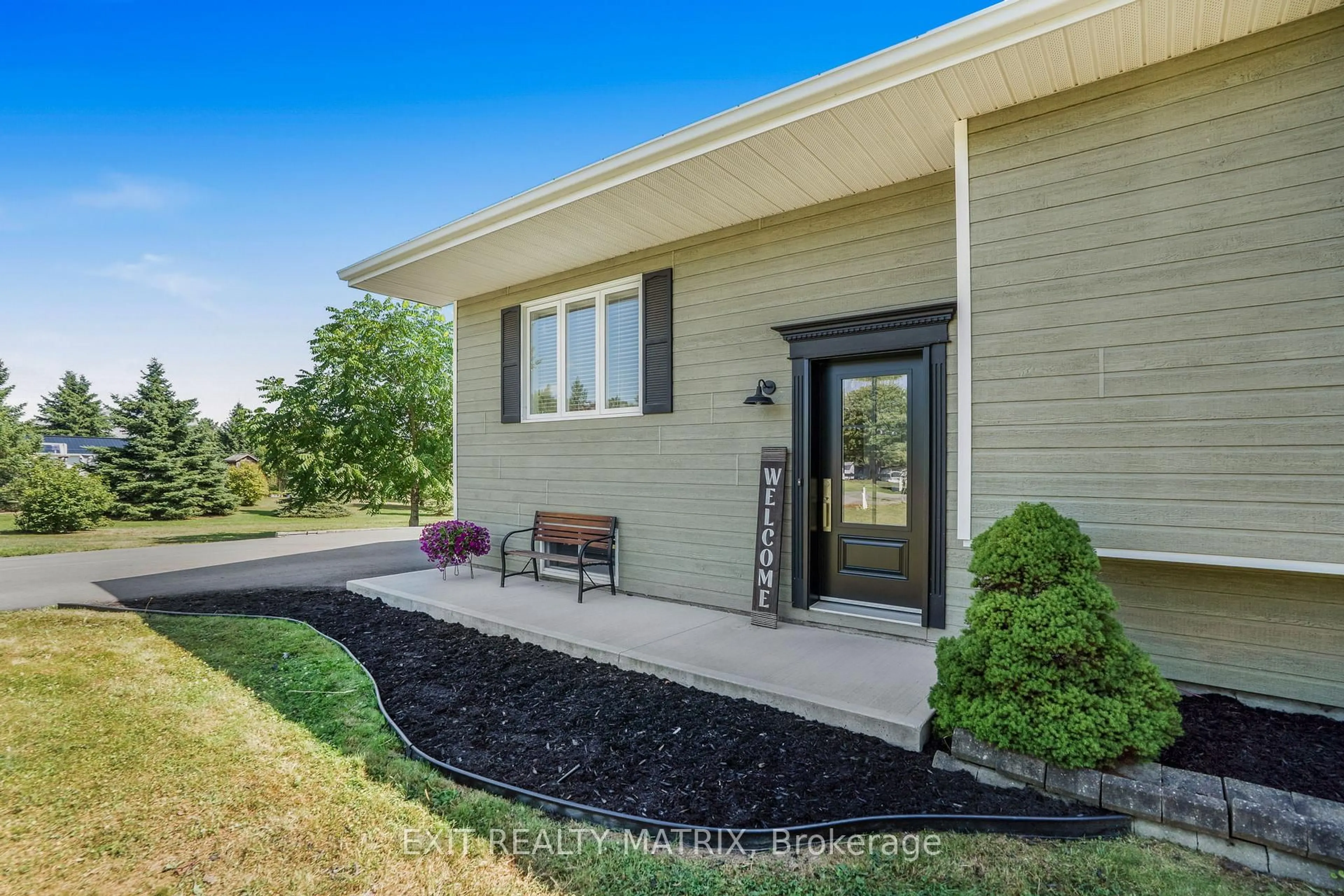 Home with vinyl exterior material, water/lake/river/ocean view for 1526 Sandy Hill Rd, Champlain Ontario K6A 2R2