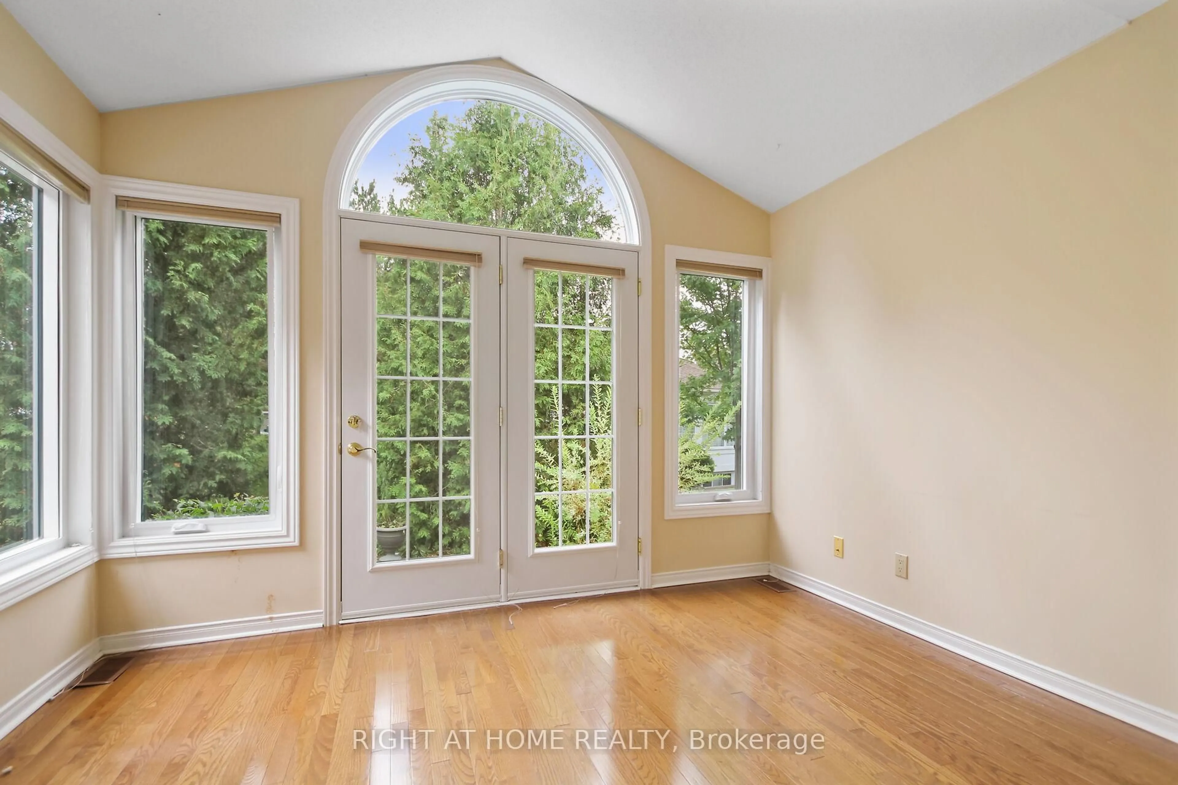 Indoor entryway for 40 Kettering Private, Ottawa Ontario K1V 0X8