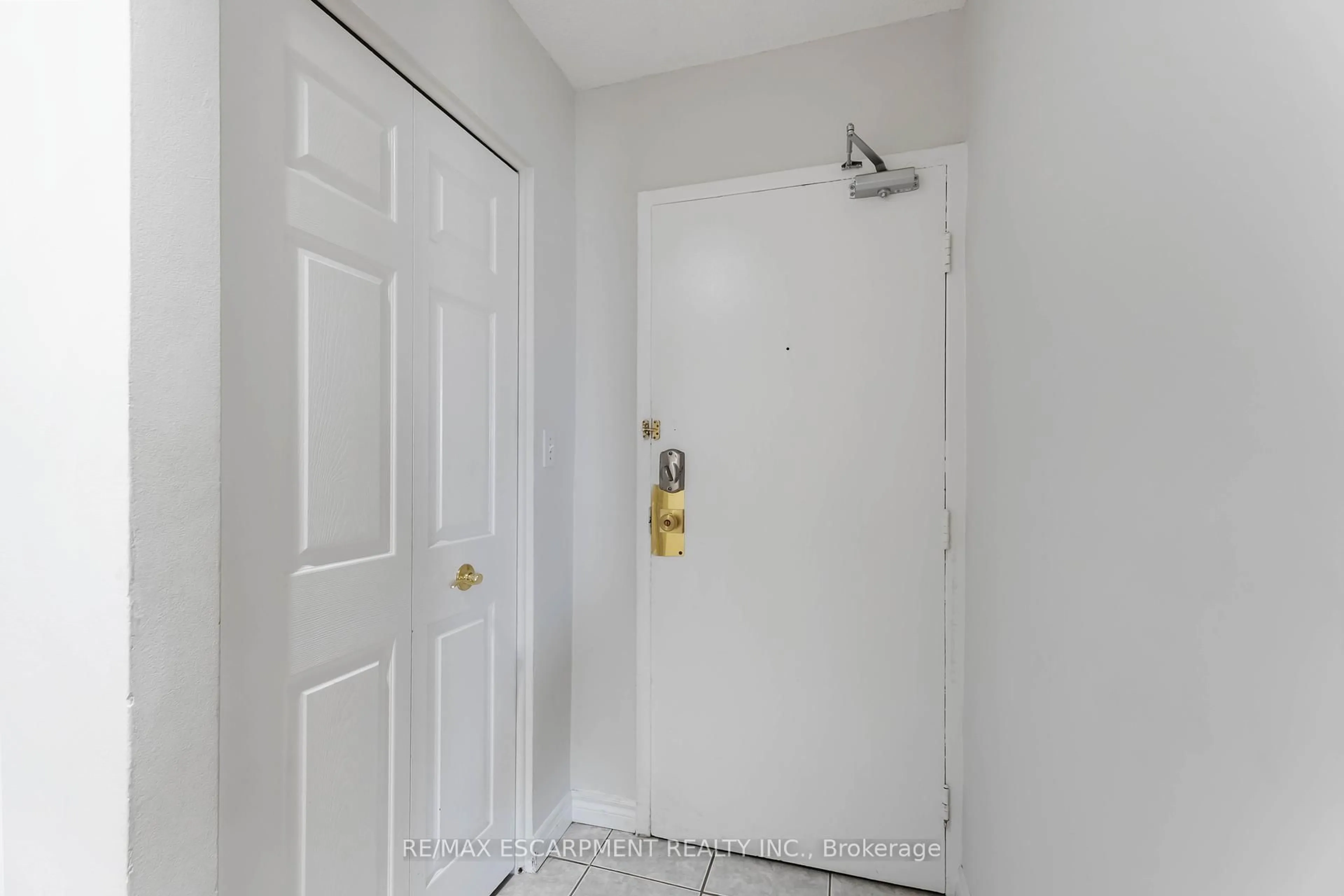 Indoor entryway for 75 Glenburn Crt #1004, Hamilton Ontario L8E 1C7