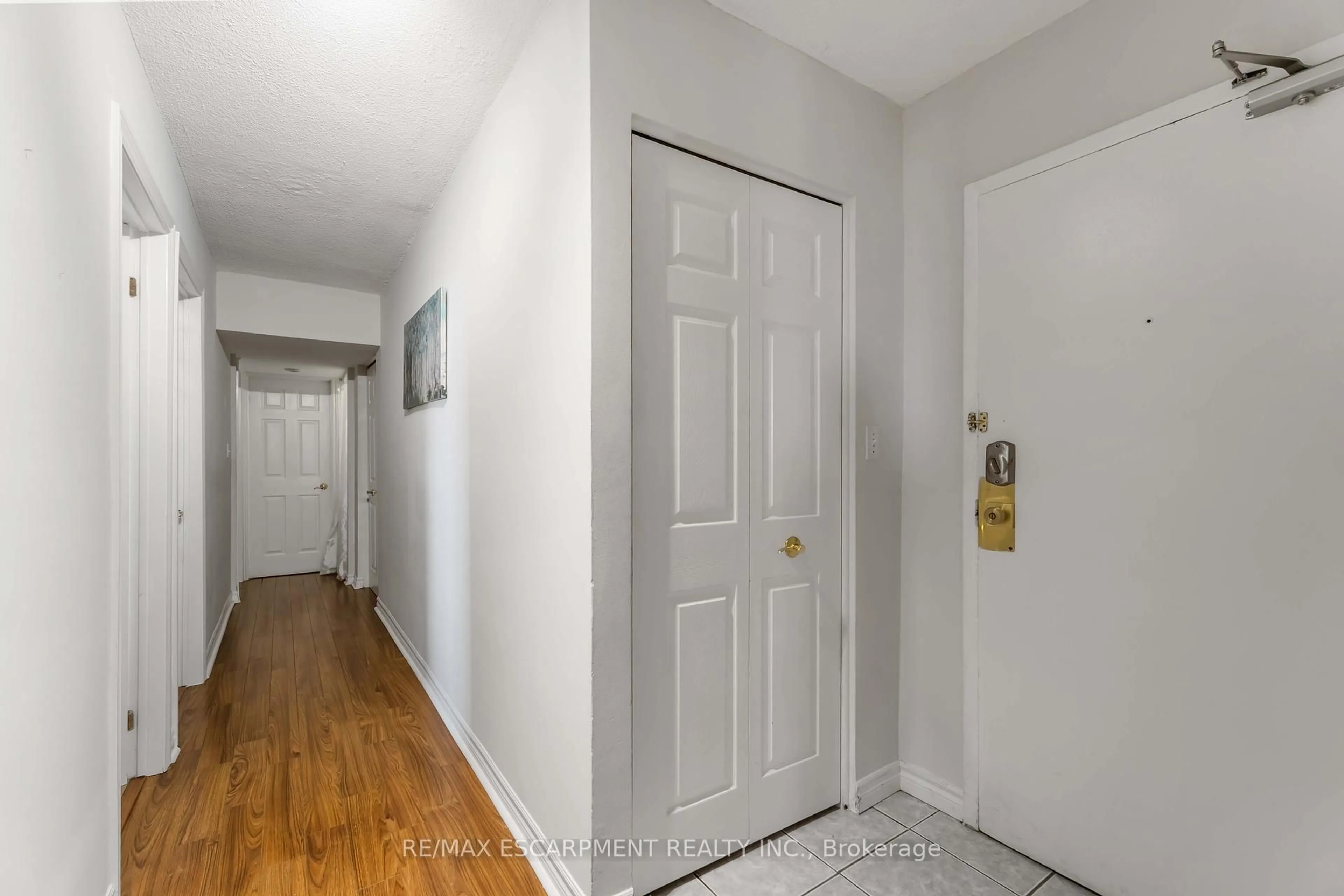 Indoor entryway for 75 Glenburn Crt #1004, Hamilton Ontario L8E 1C7