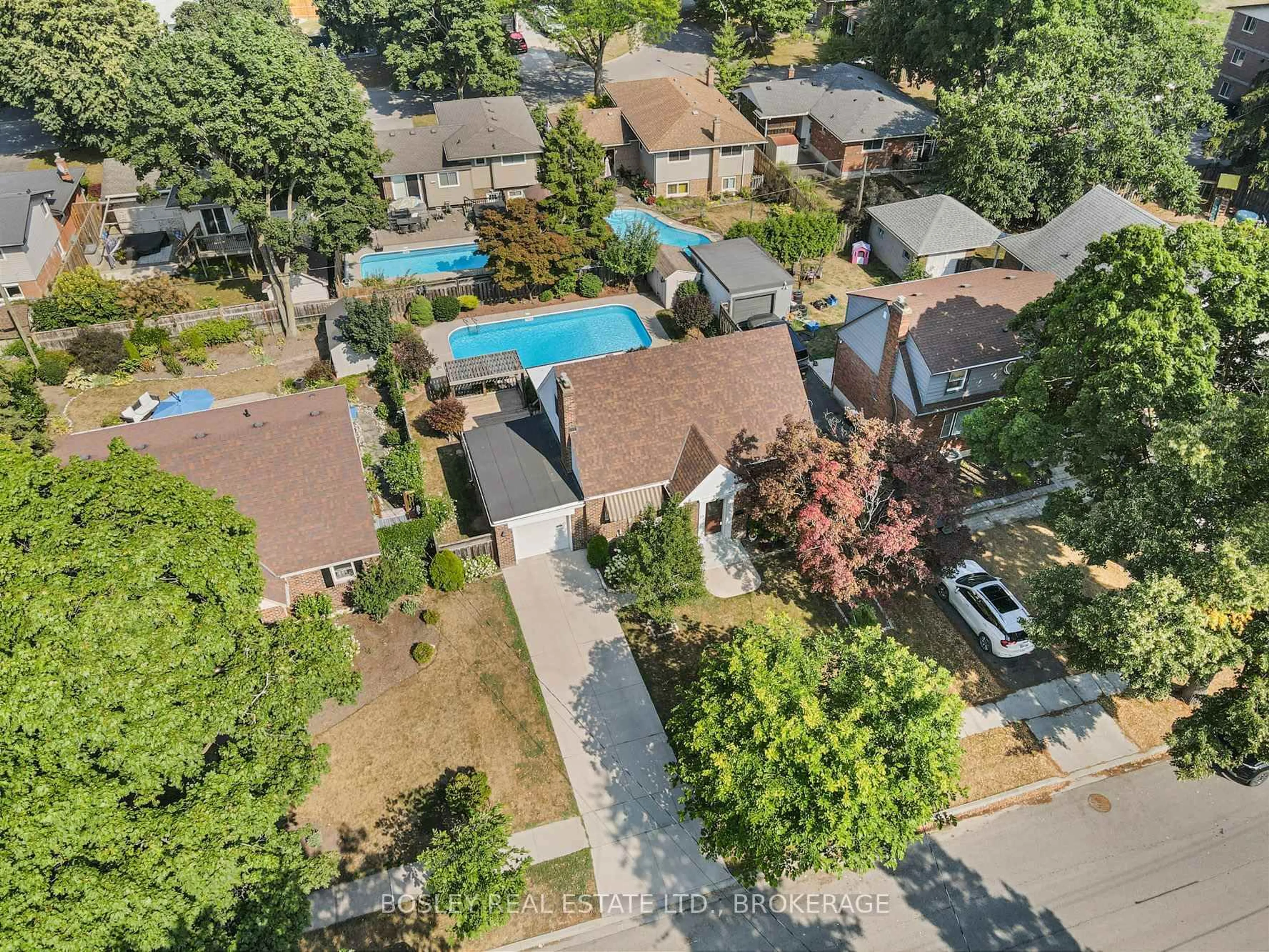 A pic from outside/outdoor area/front of a property/back of a property/a pic from drone, unknown for 10 Cameron Rd, St. Catharines Ontario L2P 3E2
