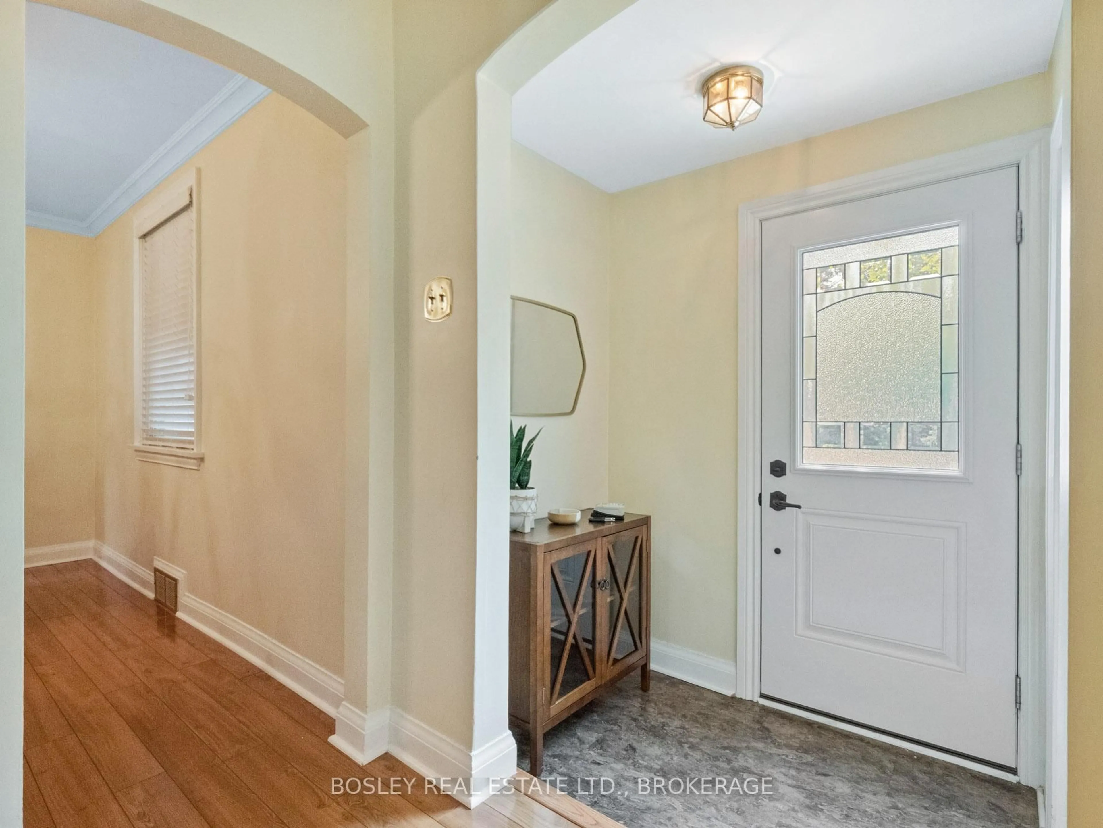 Indoor entryway for 10 Cameron Rd, St. Catharines Ontario L2P 3E2