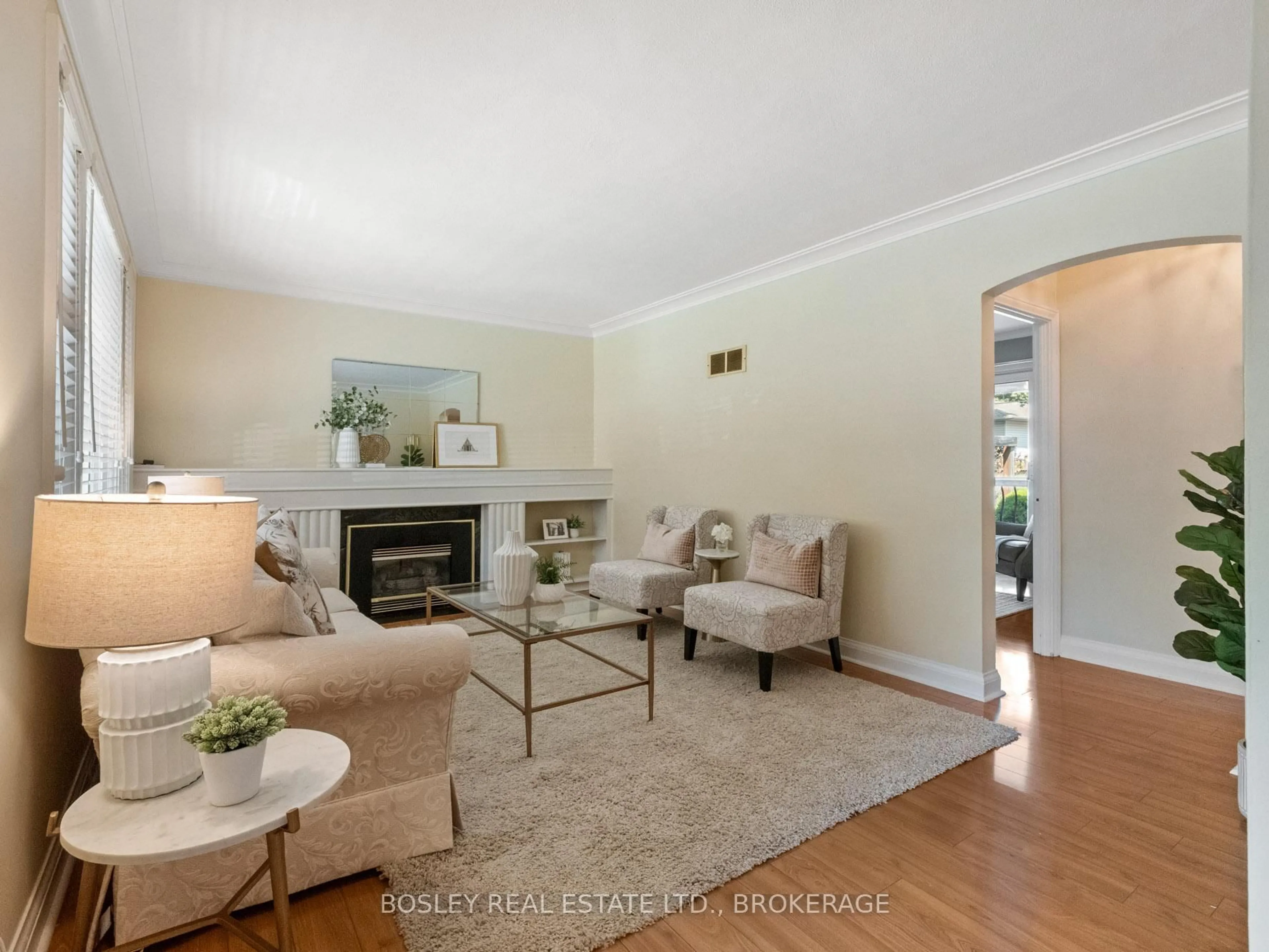 Living room with furniture, unknown for 10 Cameron Rd, St. Catharines Ontario L2P 3E2