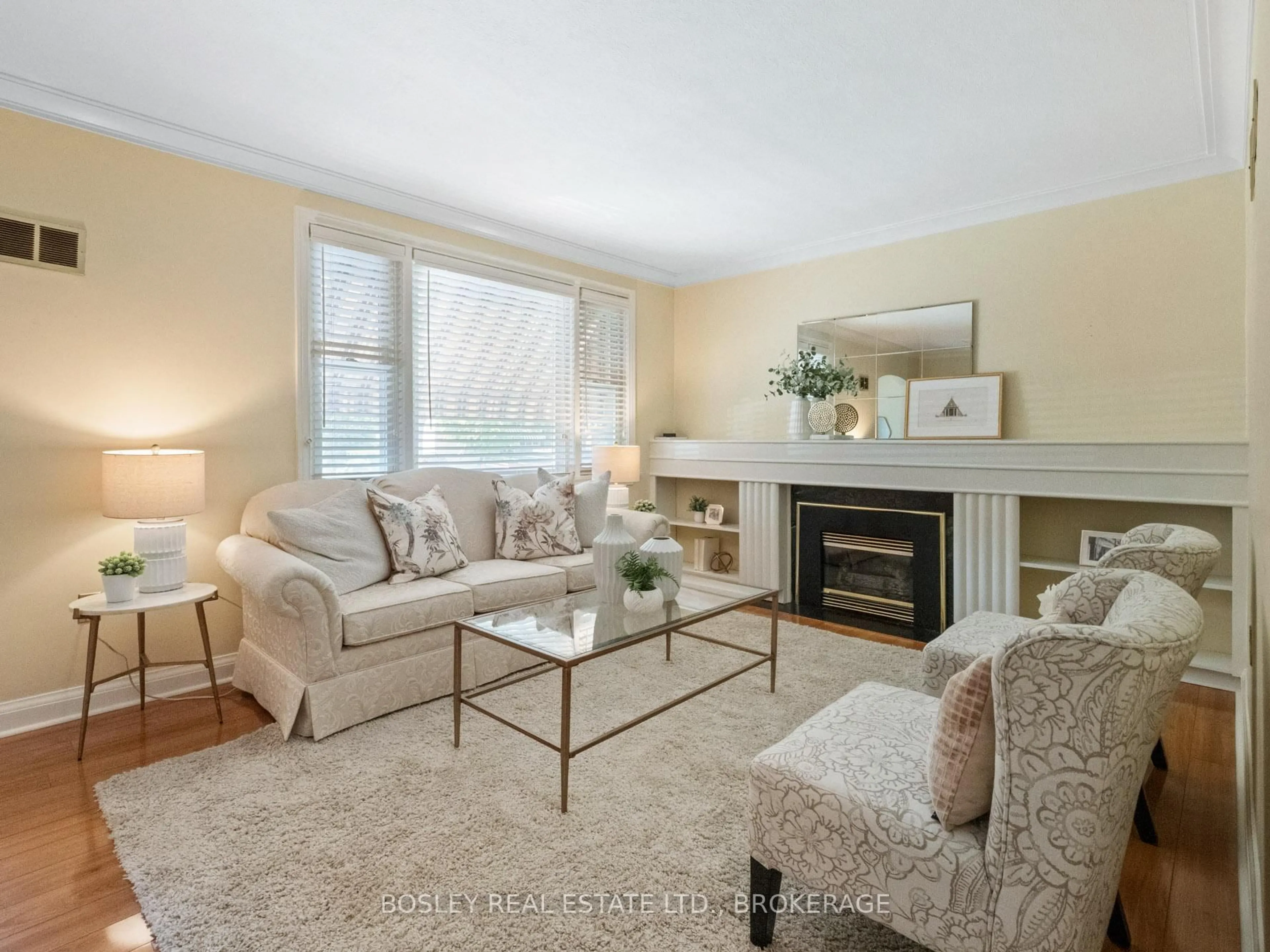 Living room with furniture, unknown for 10 Cameron Rd, St. Catharines Ontario L2P 3E2