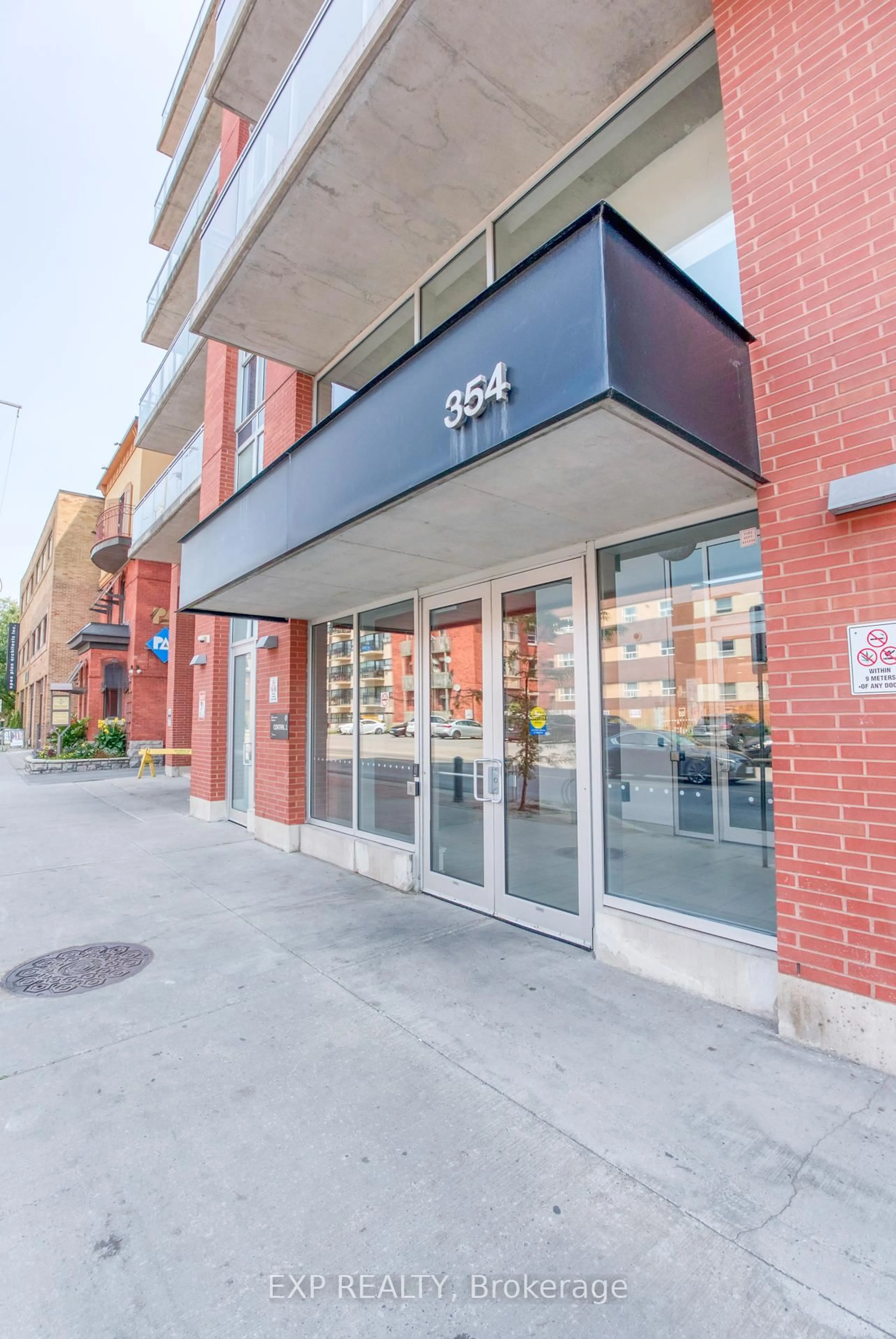 Indoor foyer for 354 Gladstone Ave #321, Ottawa Ontario K2P 0R4