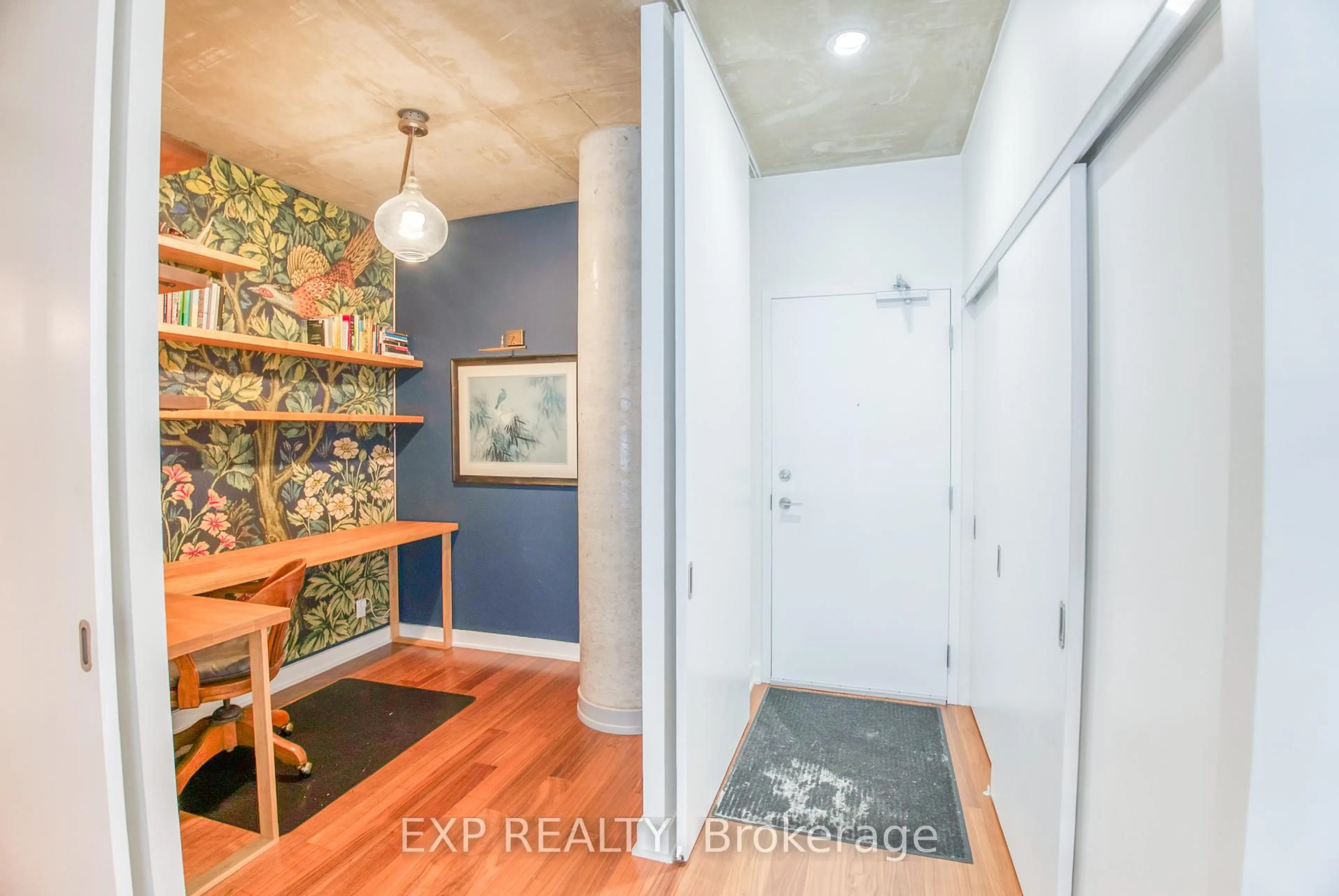 Indoor entryway for 354 Gladstone Ave #321, Ottawa Ontario K2P 0R4