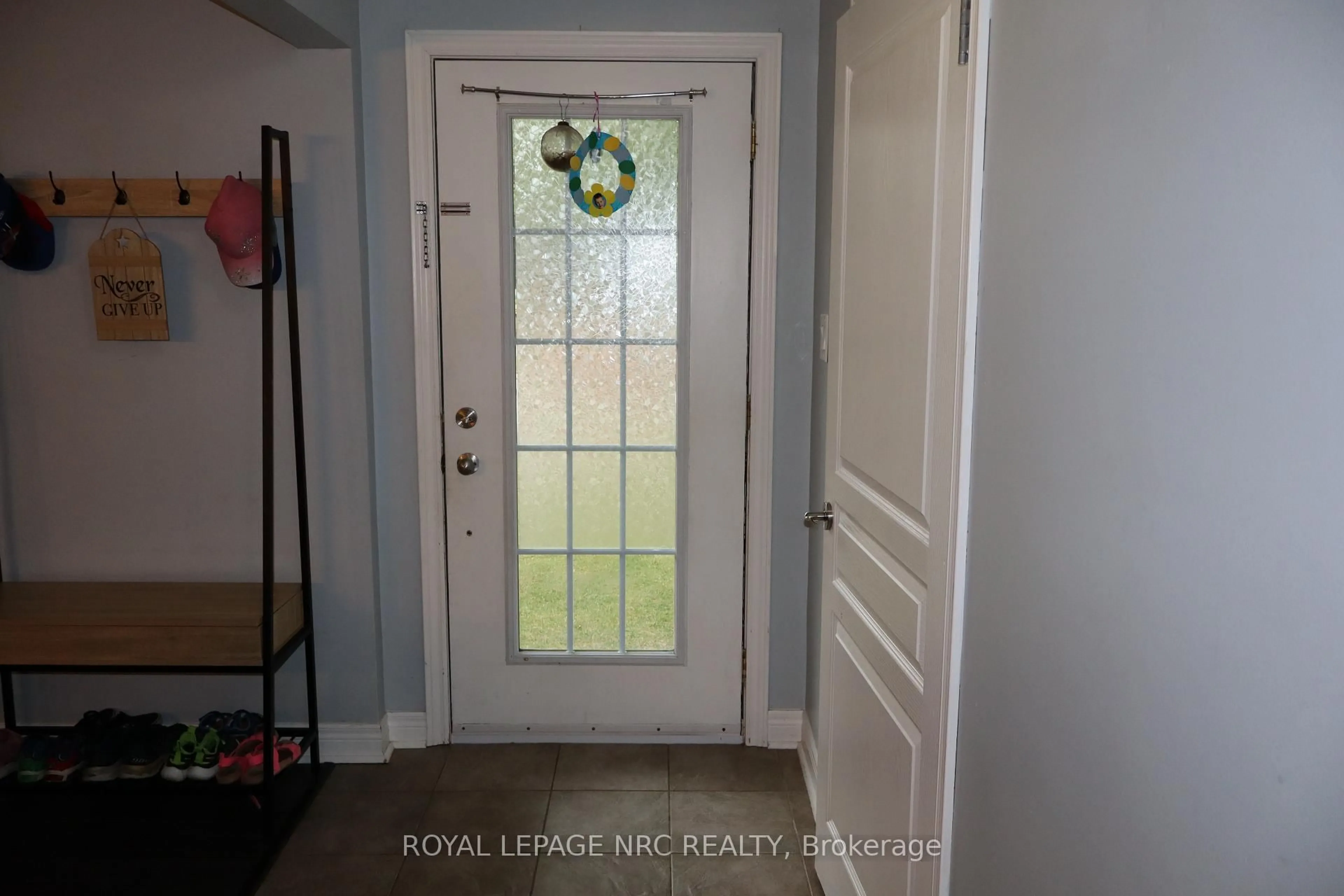 Indoor entryway for 3071 Basswood Crt, Niagara Falls Ontario L2J 2G9