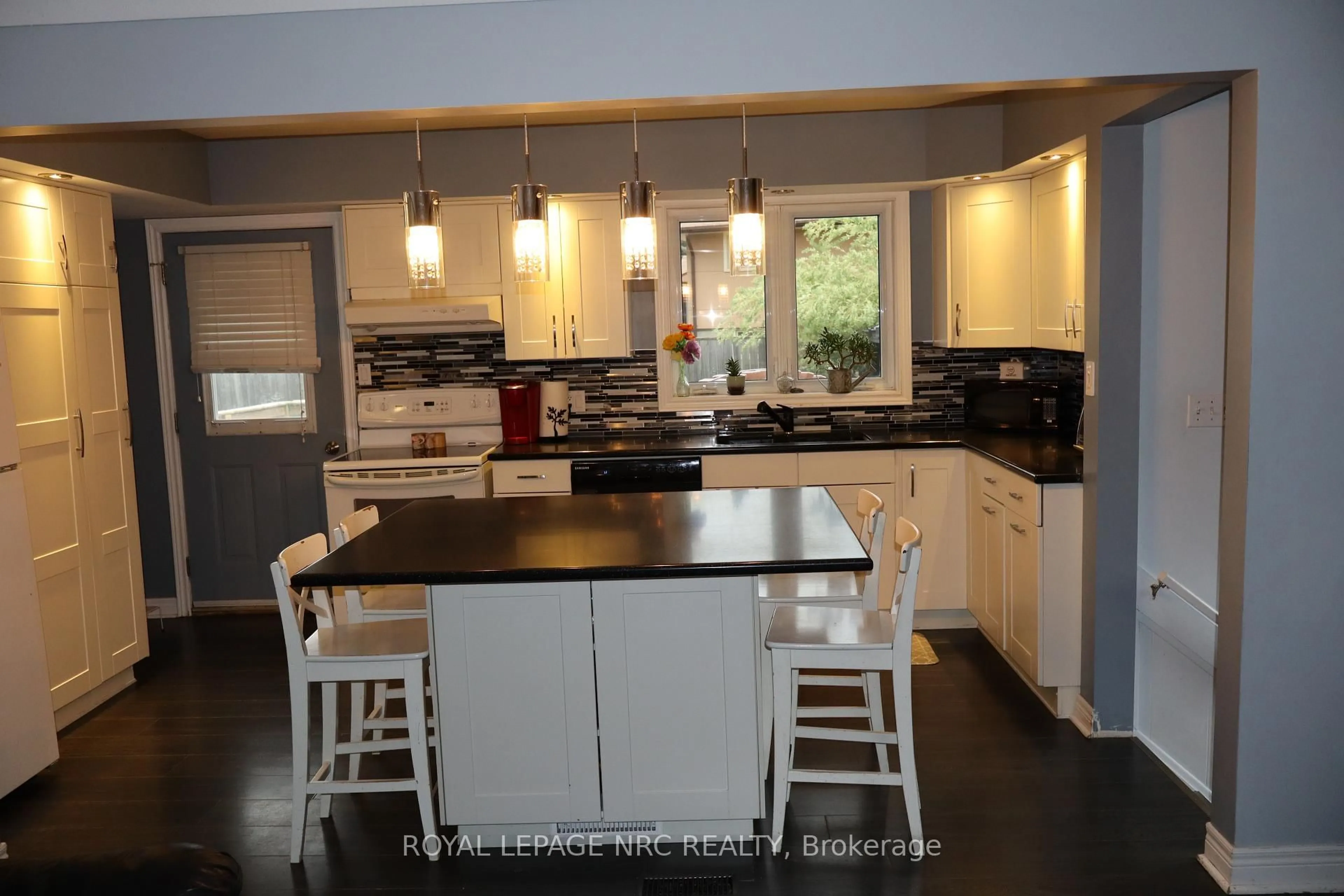 Open concept kitchen, unknown for 3071 Basswood Crt, Niagara Falls Ontario L2J 2G9