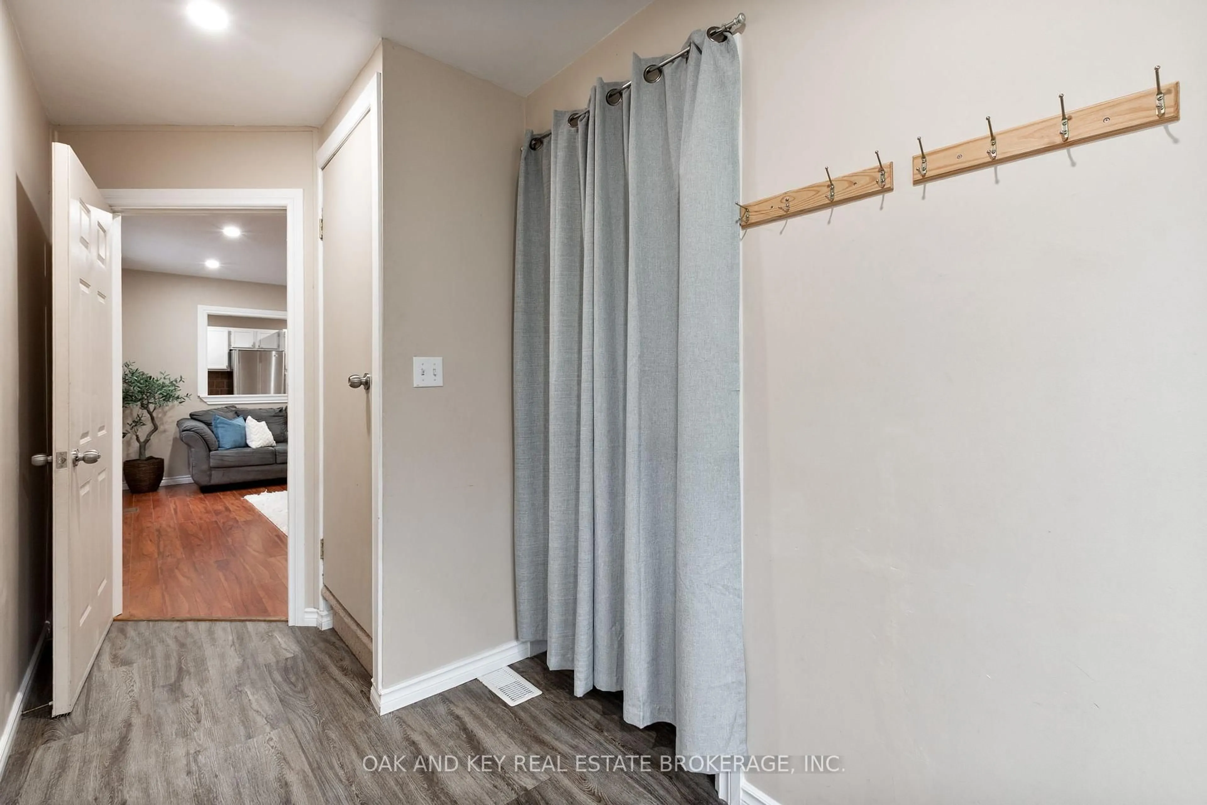 Indoor entryway for 121 Sackville St, London East Ontario N5Z 2E5