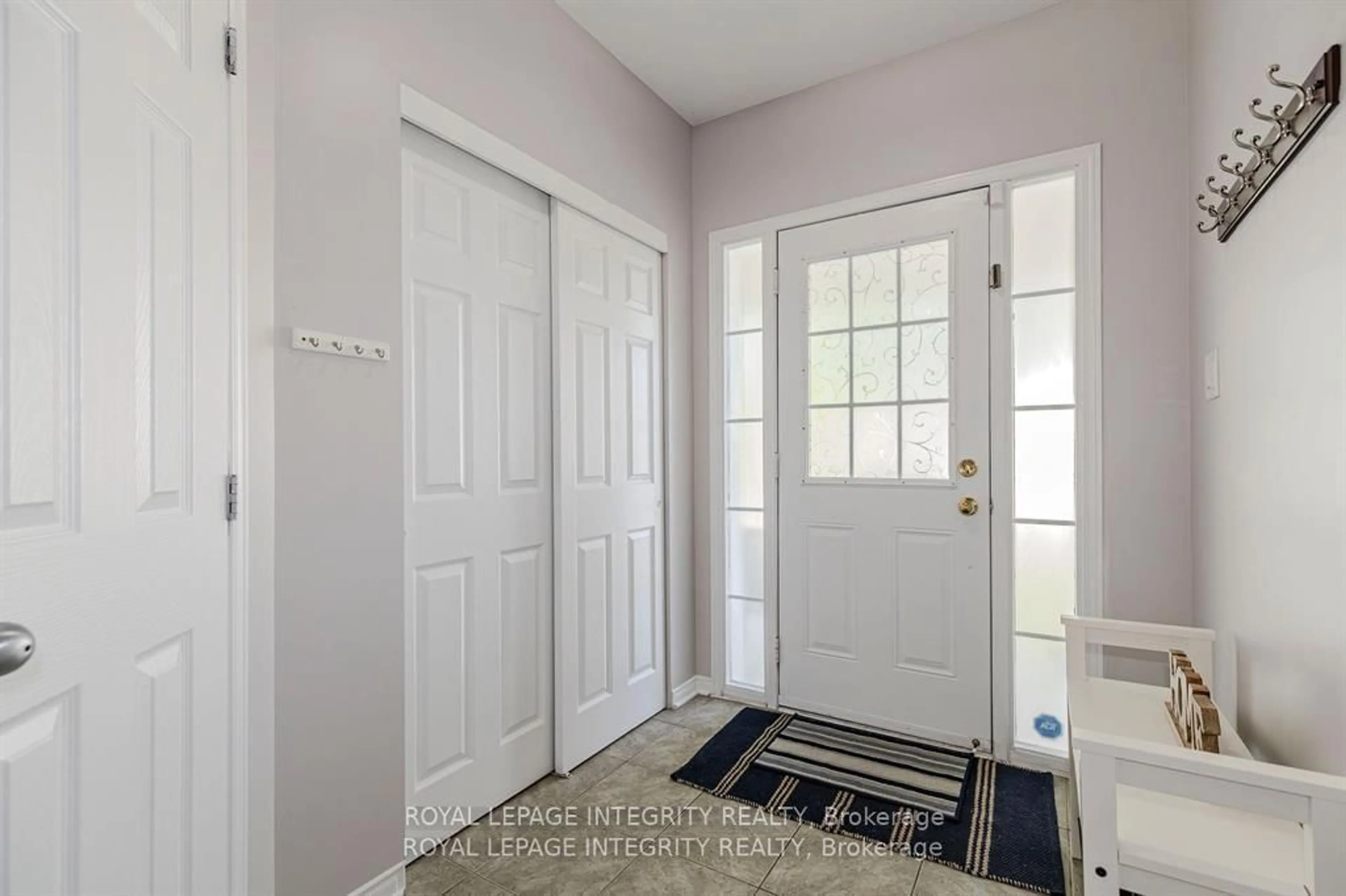 Indoor entryway for 336 Quetico Private, Ottawa Ontario K2J 0E5