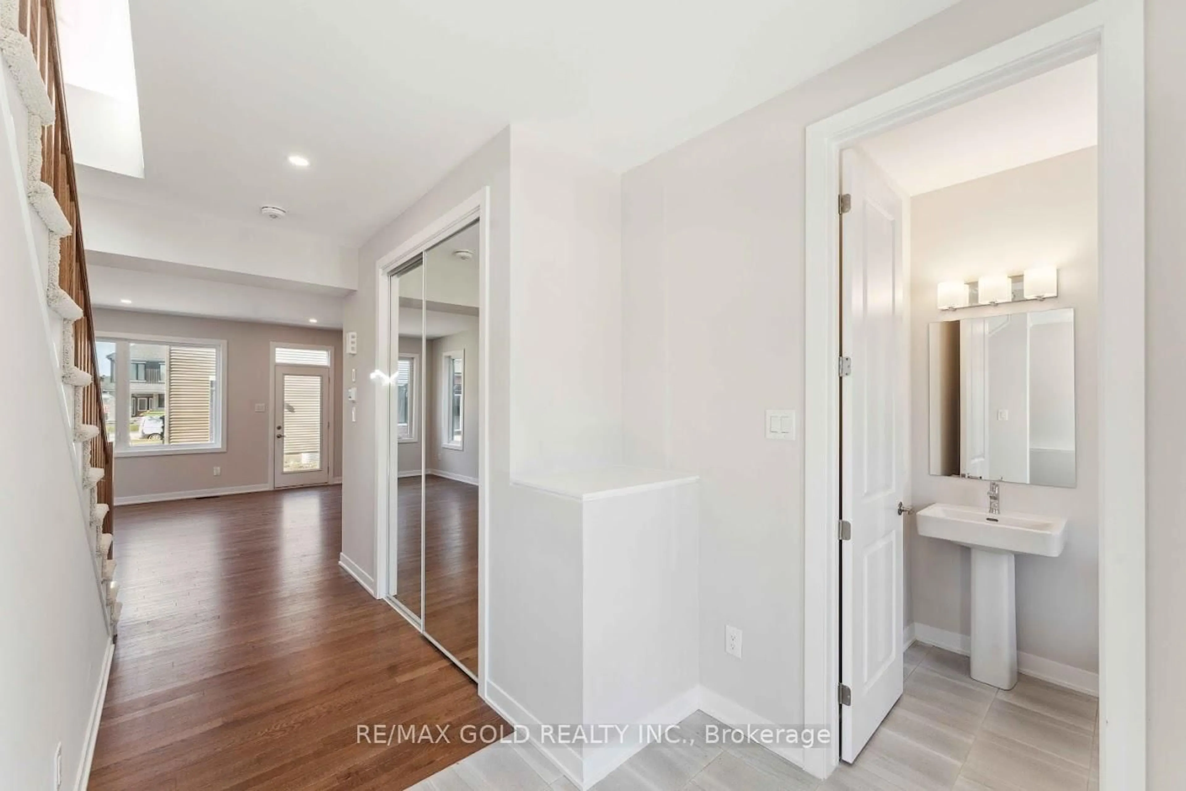 Indoor entryway for 356 Peninsula Rd, Richmond Ontario K0A 2Z0