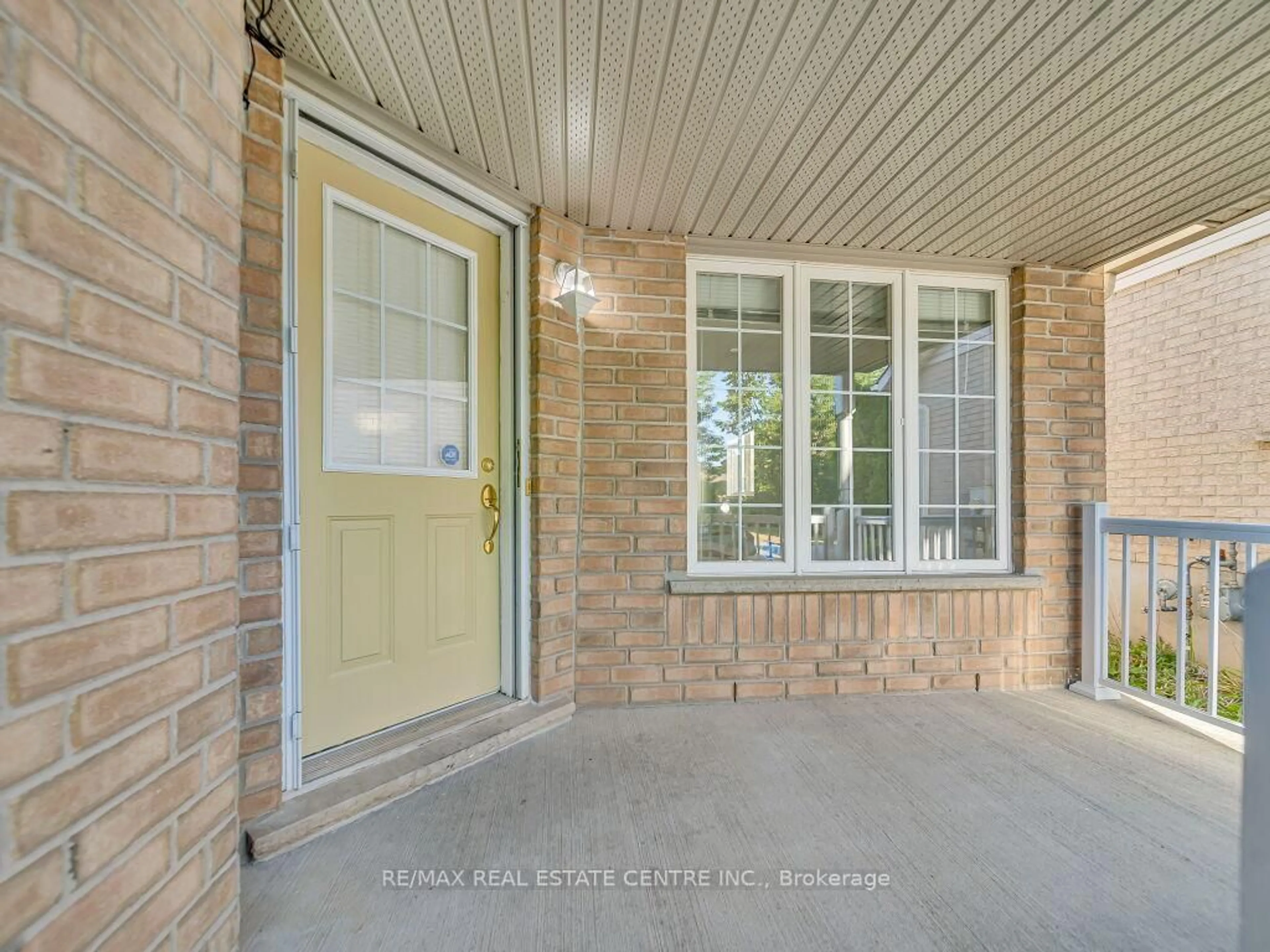 Indoor entryway for 40 Houghton St, Cambridge Ontario N3C 4K7