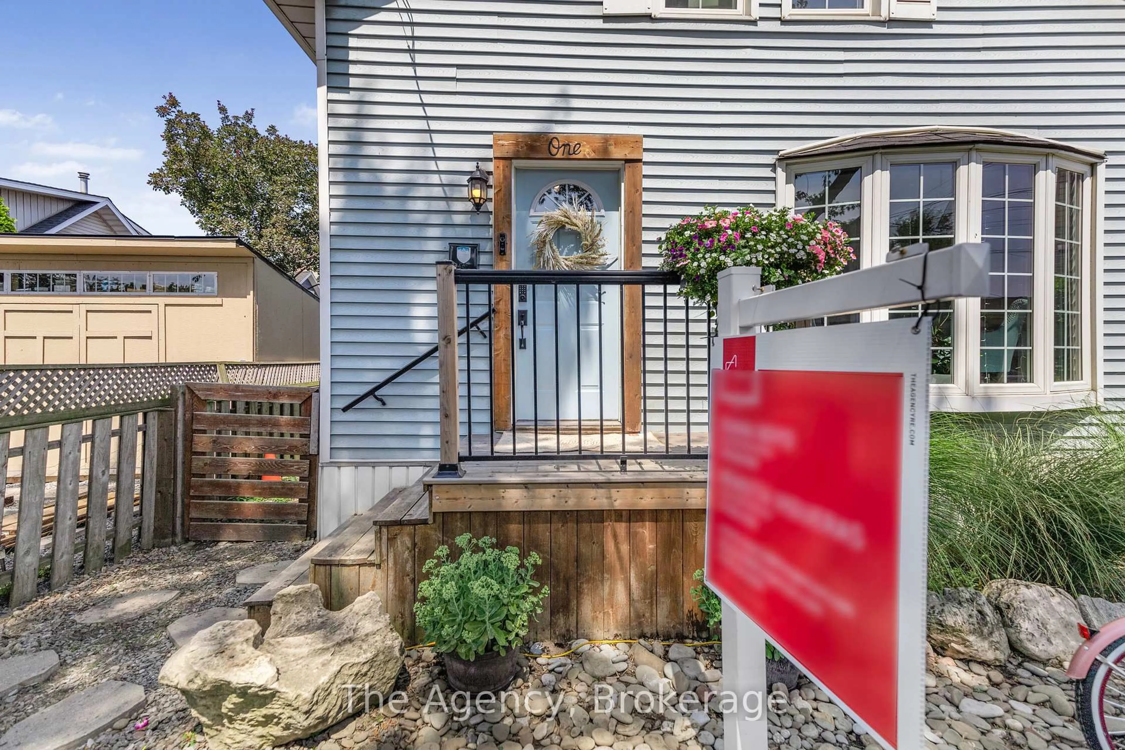 Indoor entryway for 1 Mareve Ave, Hamilton Ontario L8H 7A7