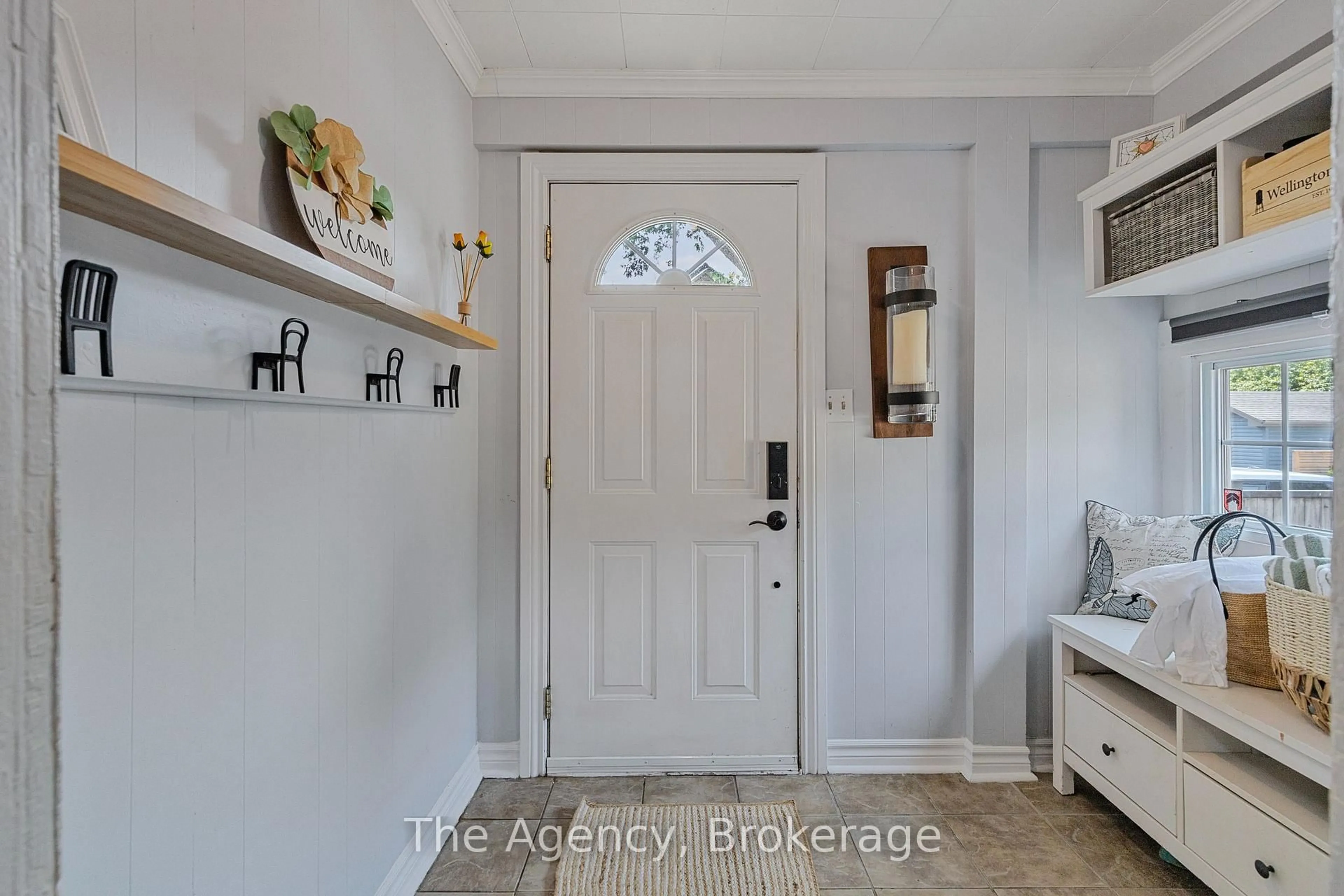 Indoor entryway for 1 Mareve Ave, Hamilton Ontario L8H 7A7