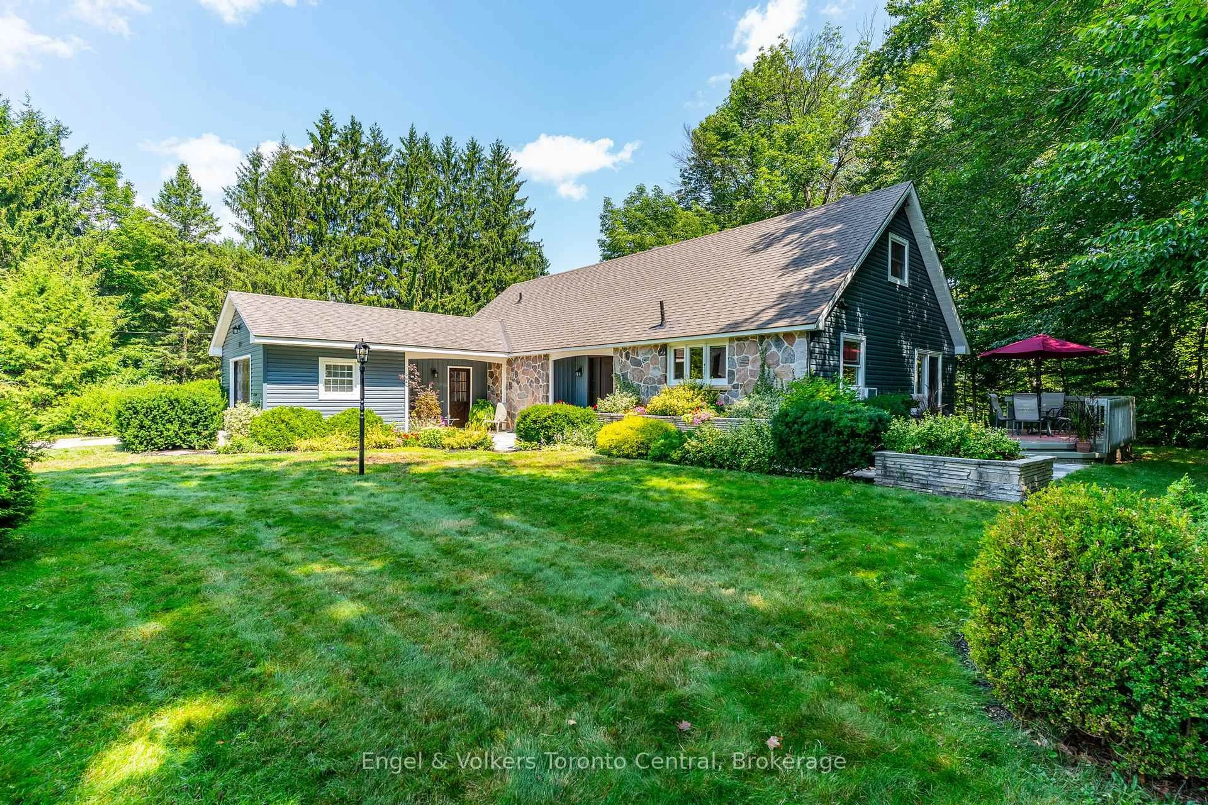 A pic from outside/outdoor area/front of a property/back of a property/a pic from drone, unknown for 435 4TH Ave, Owen Sound Ontario N4K 4V1