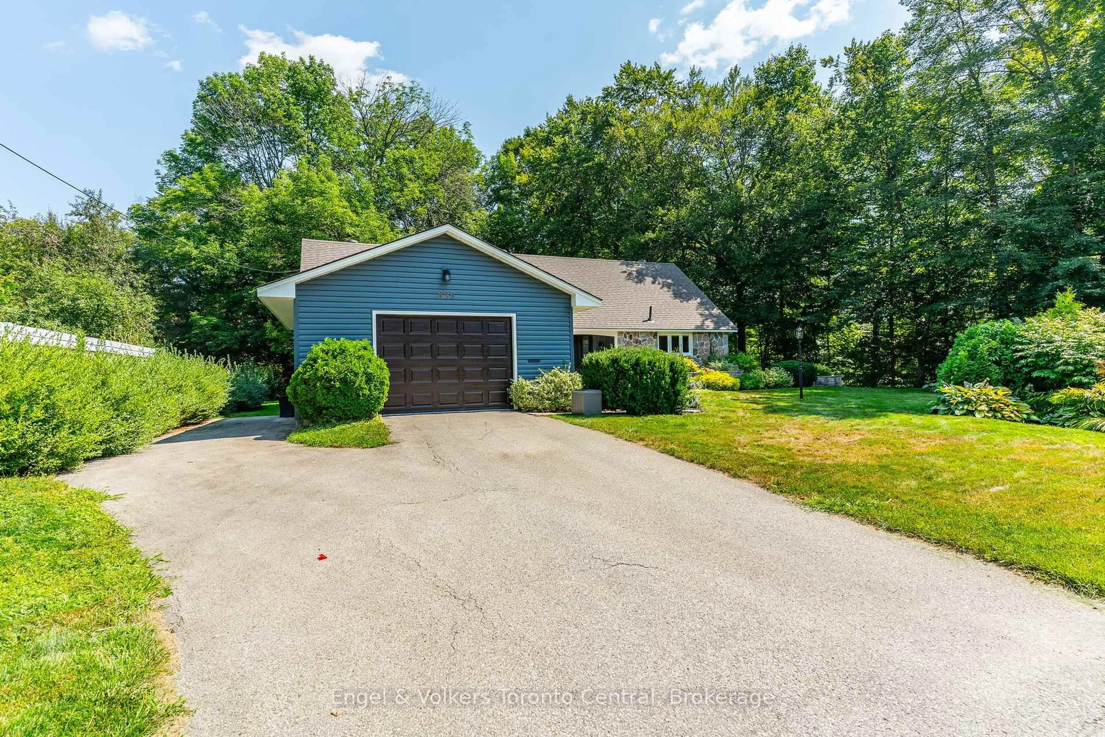 A pic from outside/outdoor area/front of a property/back of a property/a pic from drone, street for 435 4TH Ave, Owen Sound Ontario N4K 4V1