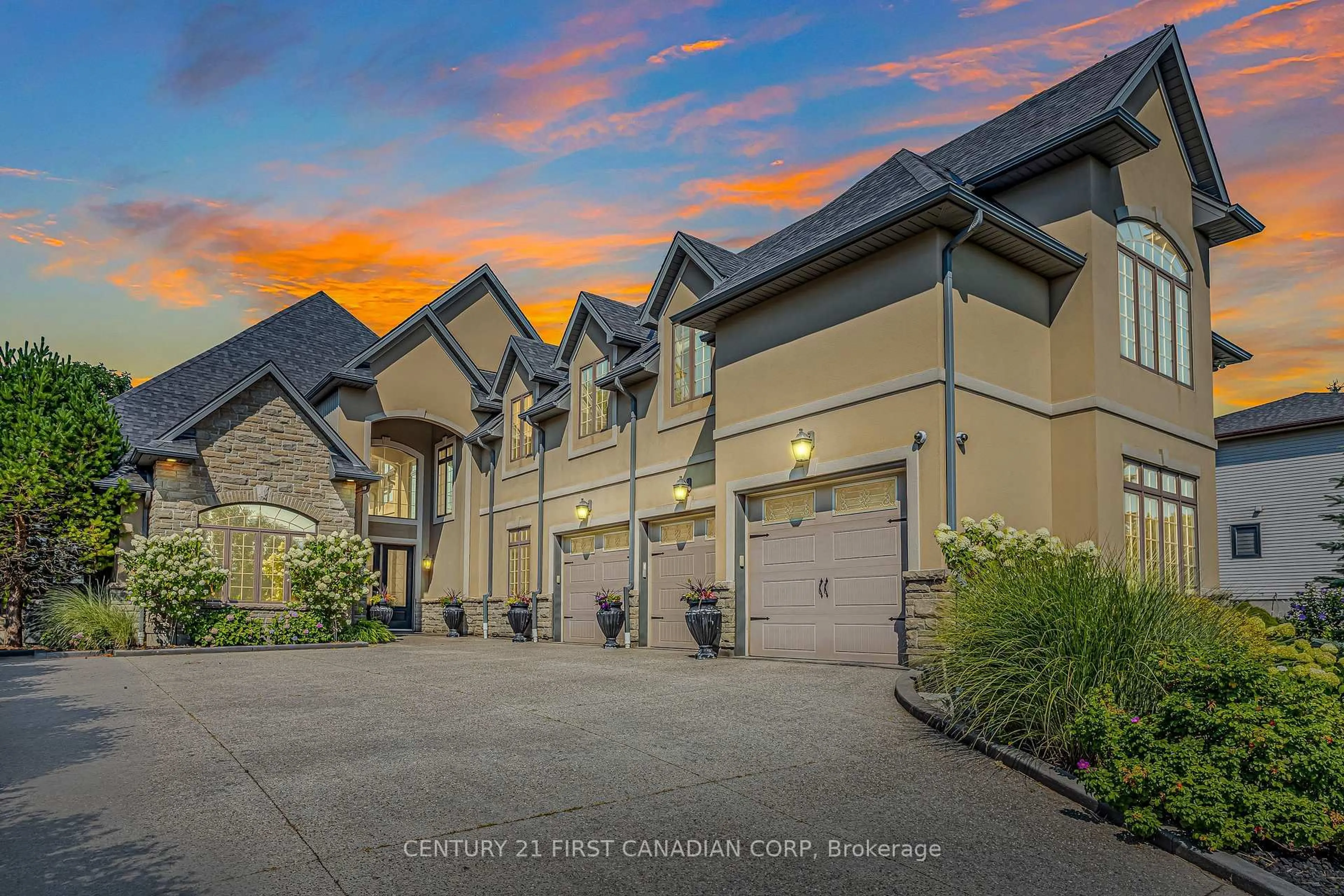 A pic from outside/outdoor area/front of a property/back of a property/a pic from drone, street for 547 Crestwood Dr, London South Ontario N6K 1Y1