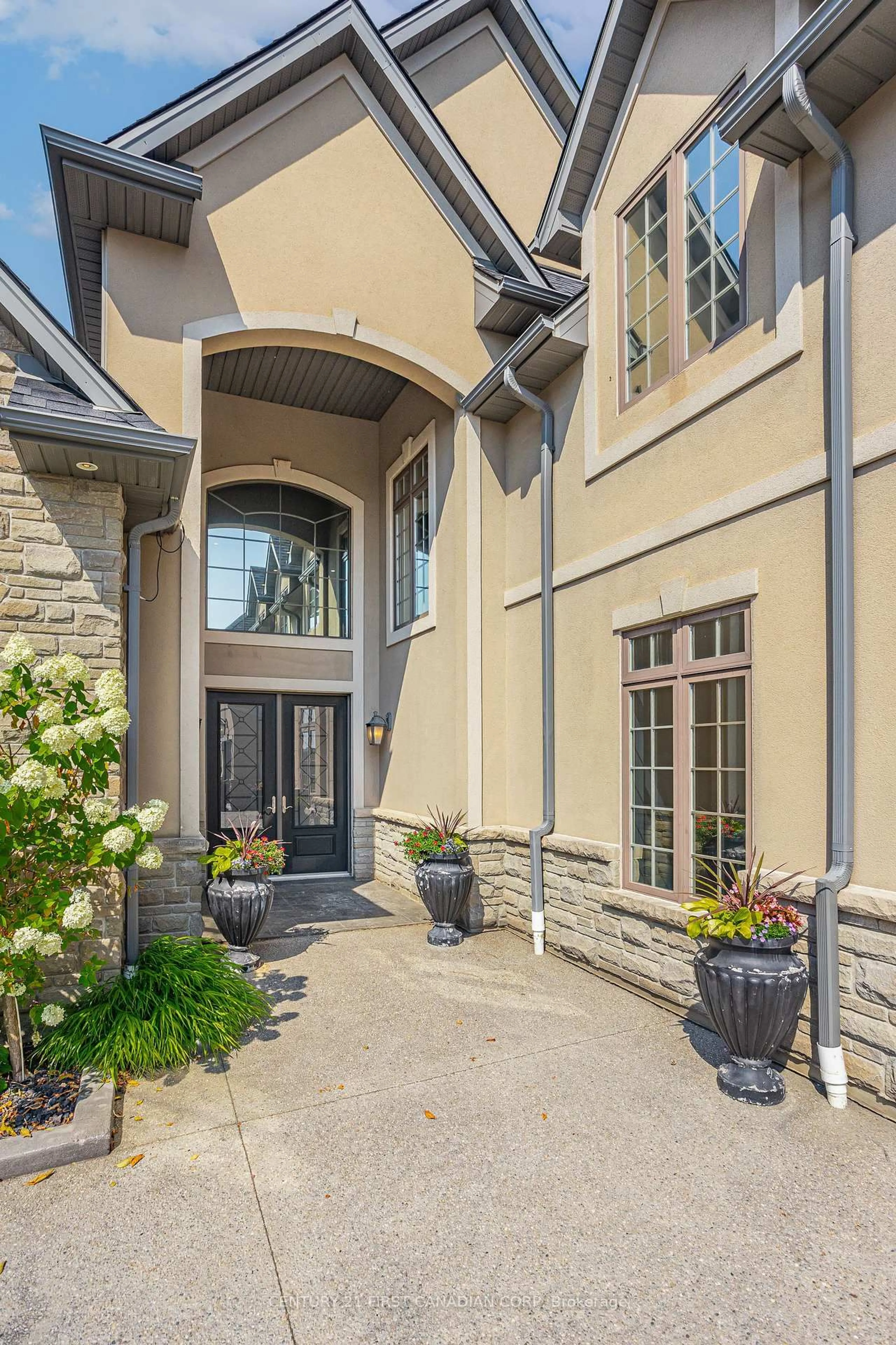 Indoor entryway for 547 Crestwood Dr, London South Ontario N6K 1Y1