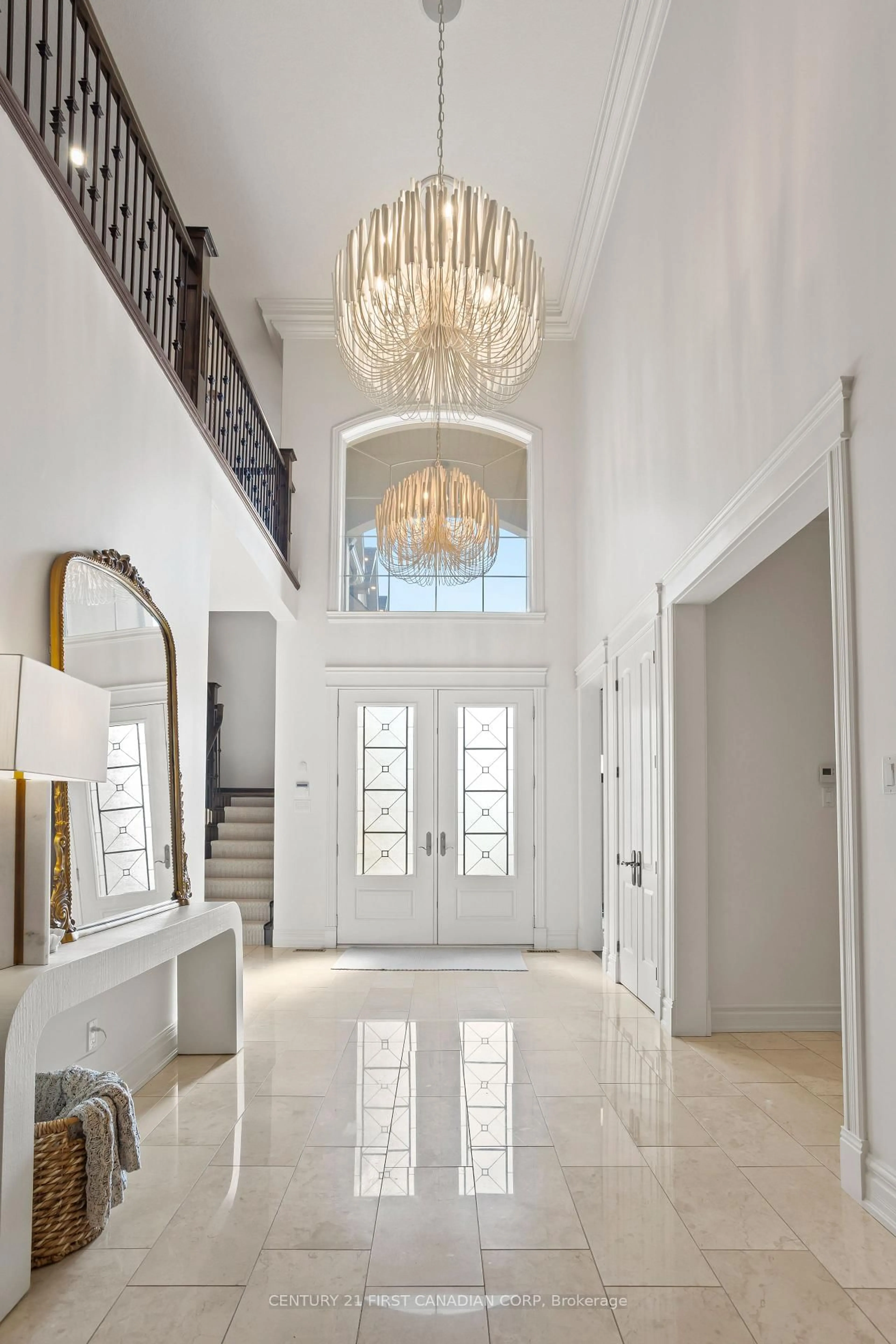 Indoor foyer for 547 Crestwood Dr, London South Ontario N6K 1Y1
