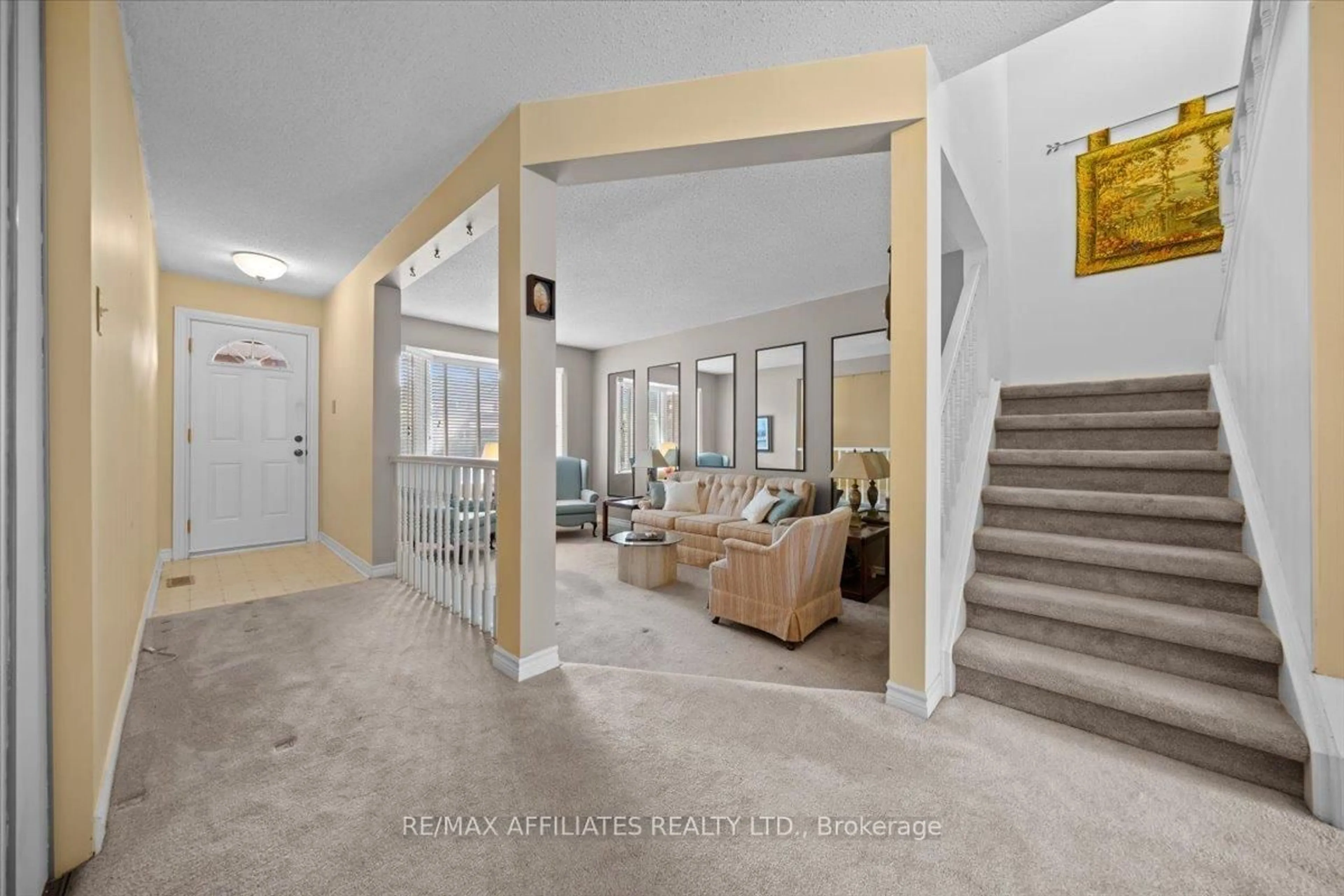 Indoor foyer for 1080 St Lucia Pl, Ottawa Ontario K1C 2G3