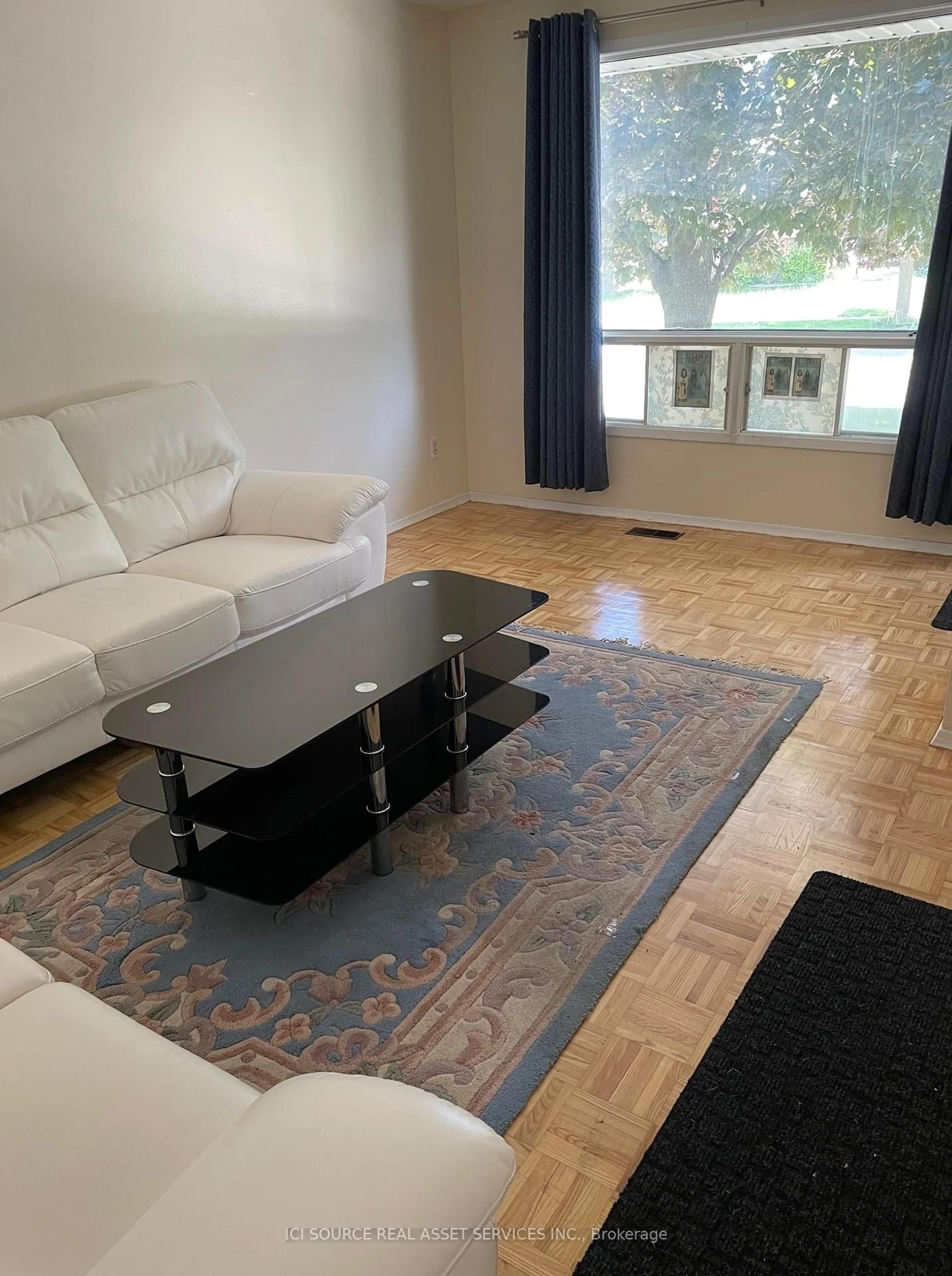Living room with furniture, unknown for 124 Hawthorne Rd, London North Ontario N6G 2W8