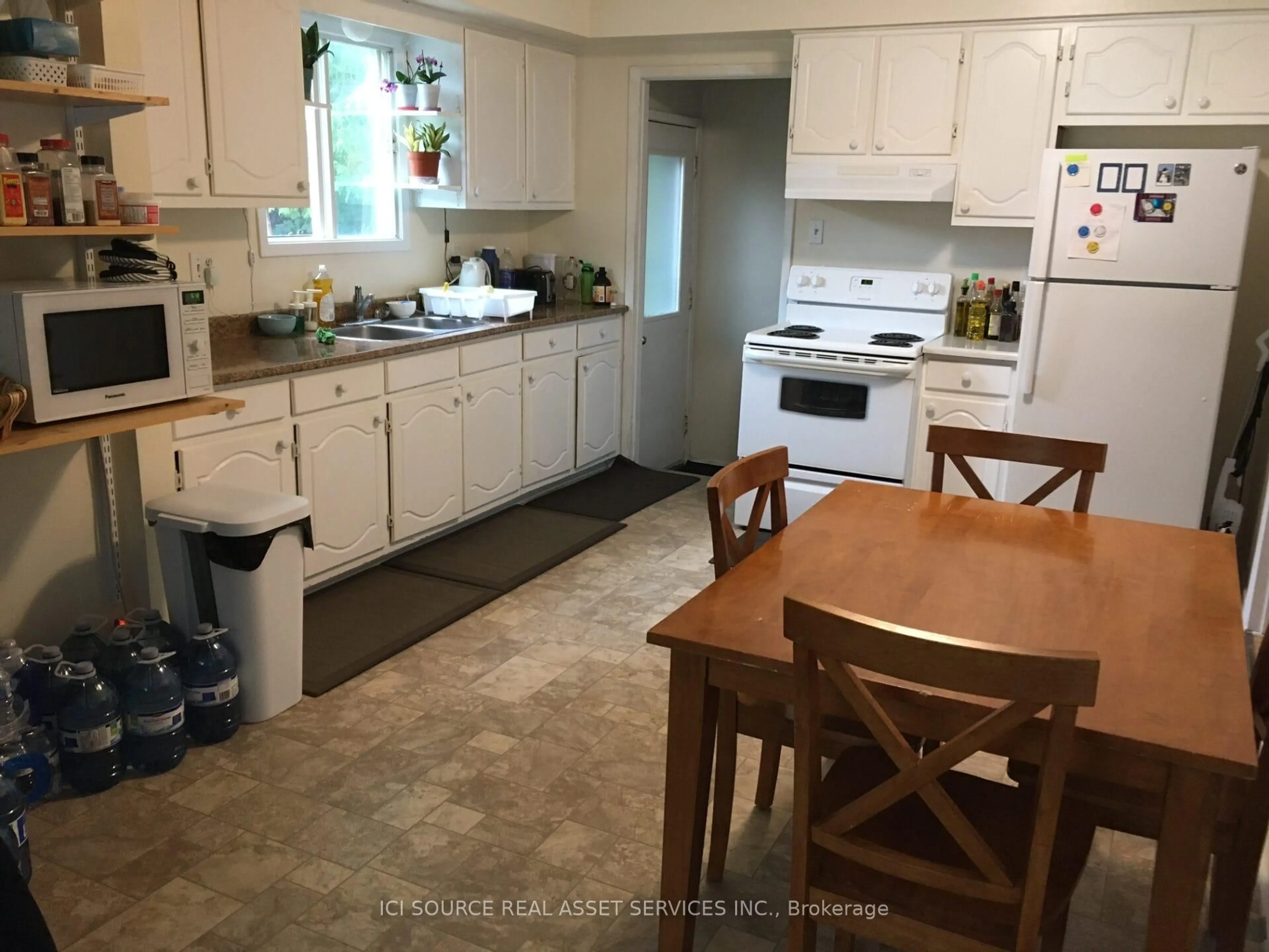 Standard kitchen, unknown for 124 Hawthorne Rd, London North Ontario N6G 2W8