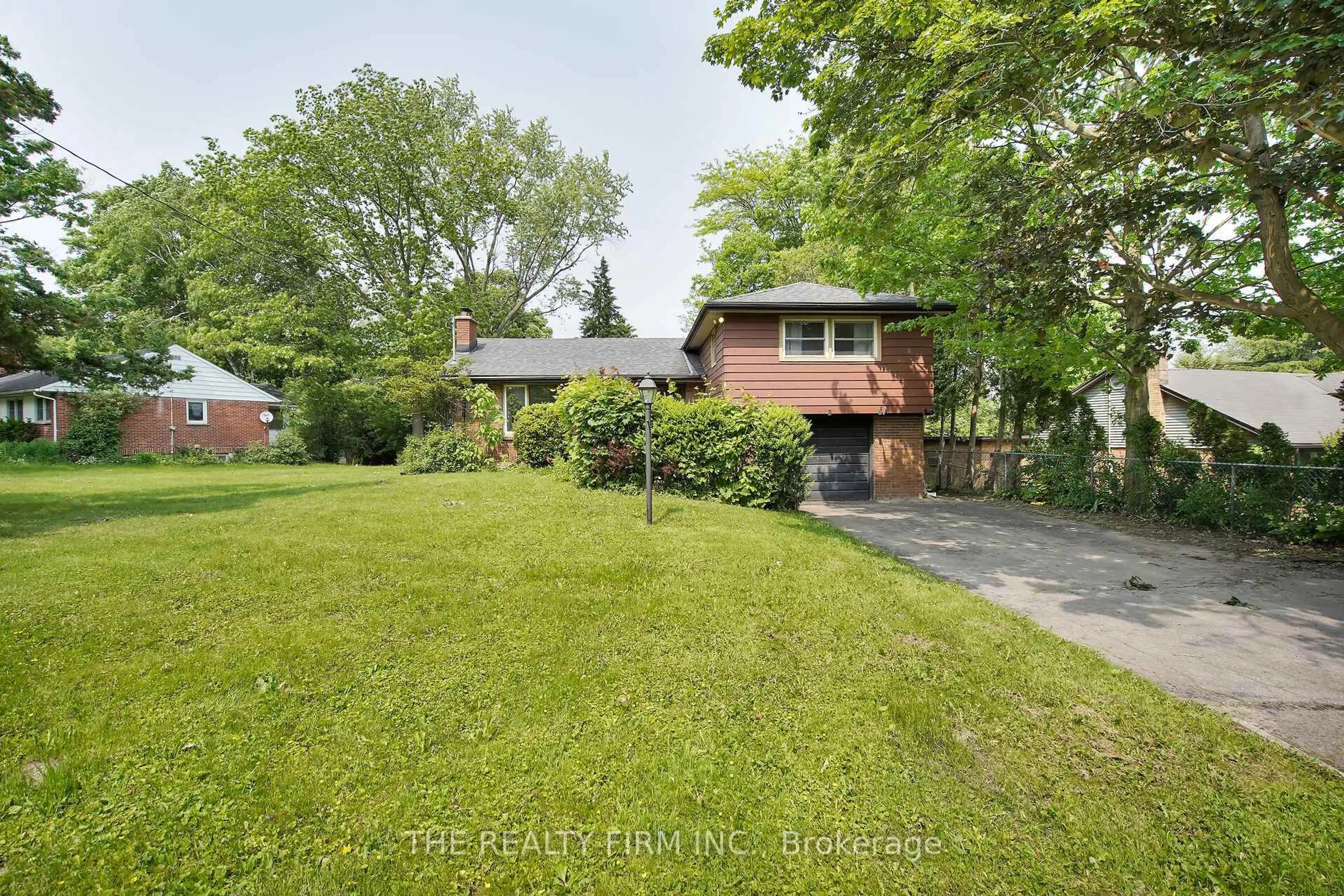 A pic from outside/outdoor area/front of a property/back of a property/a pic from drone, street for 95 Edgar Dr, London North Ontario N6G 1K3