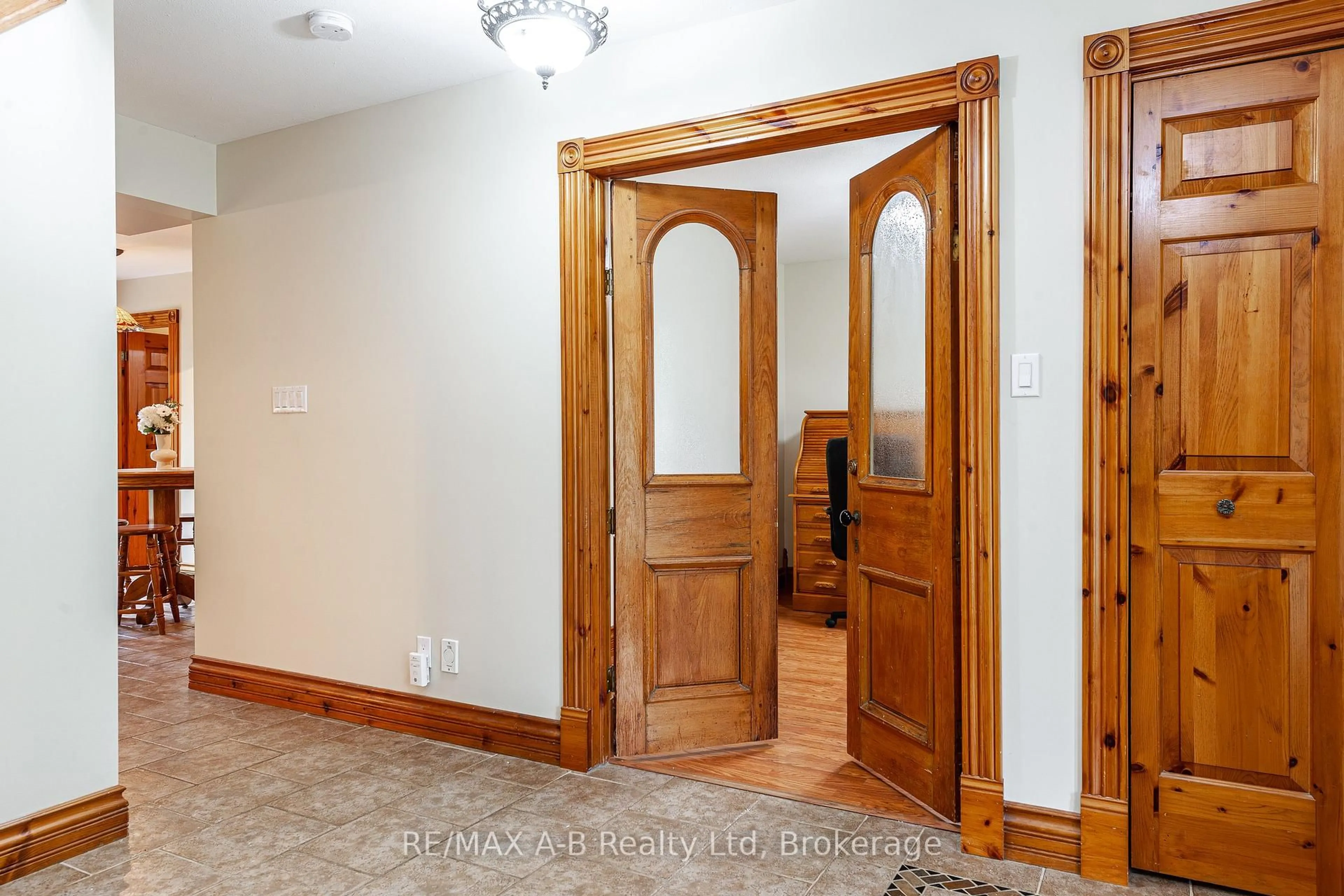 Indoor entryway for 3408 Perth Road 130 Rd, Perth South Ontario N0K 1V0