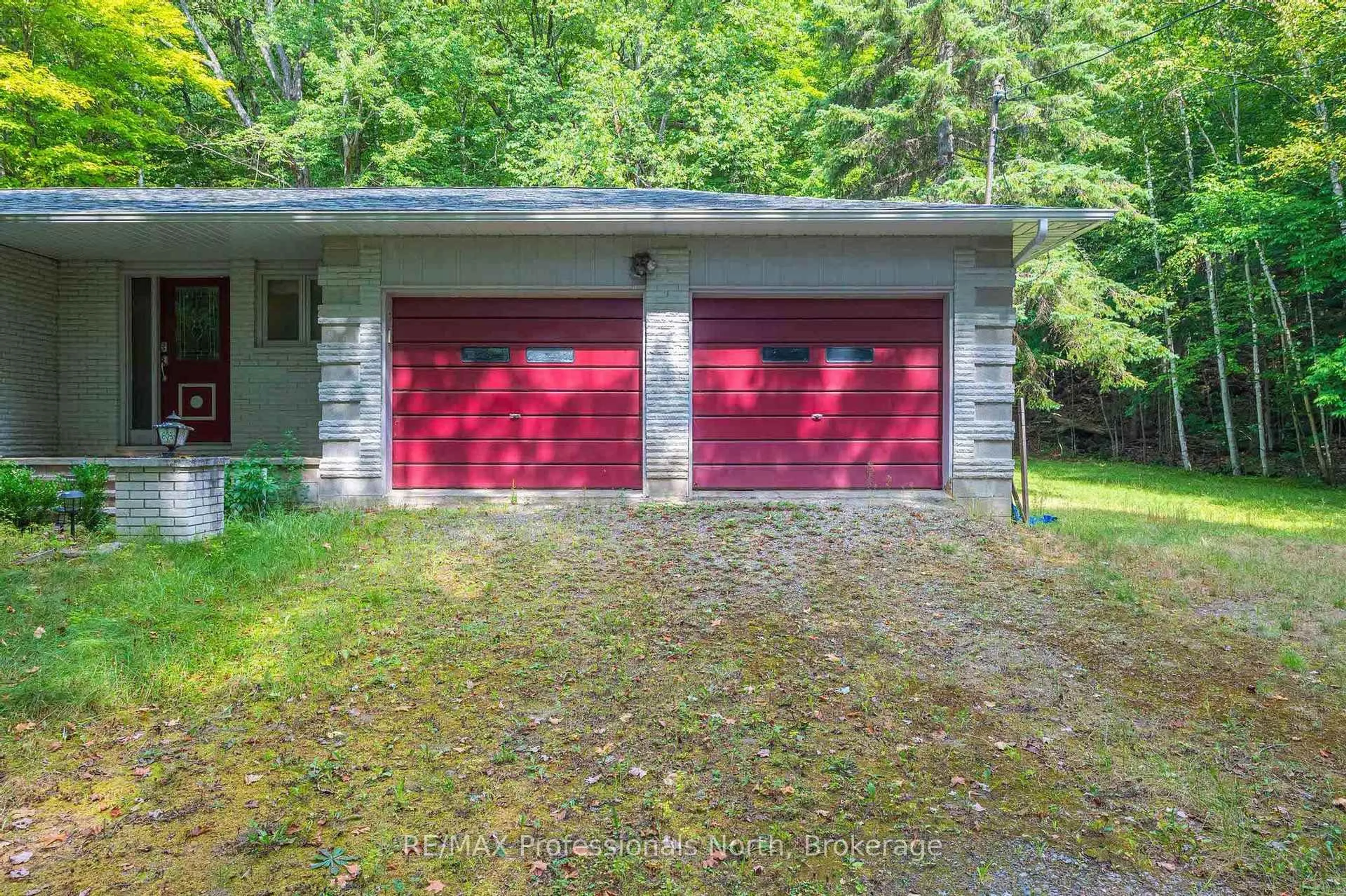 Indoor garage for 2499 Kennisis Lake Rd, Dysart et al Ontario K0M 1S0